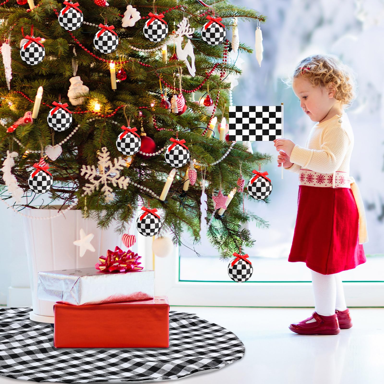 Hiboom Lot de 15 décorations de sapin de Noël à carreaux, 12 boules de Noël noires et blanches, 1 jupe de sapin de Noël à carreaux, 2 drapeaux de course en polyester avec bâtons en plastique pour fête