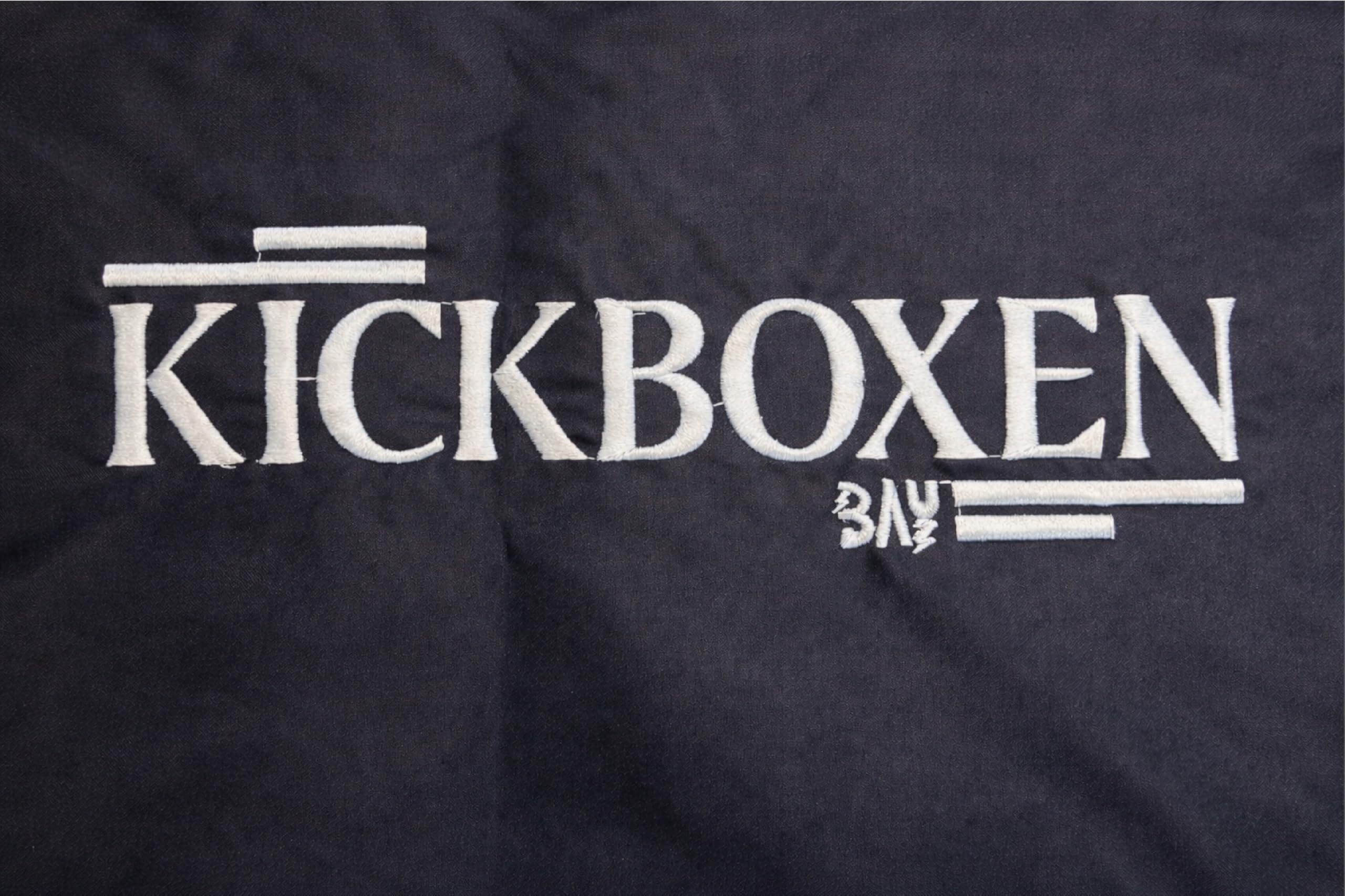 BAY Edel Stick Kickboxhose Kampfsporthose Schwarz lang Polyester gestickter Schriftzug Kickboxen Größen 6XS - XXL
