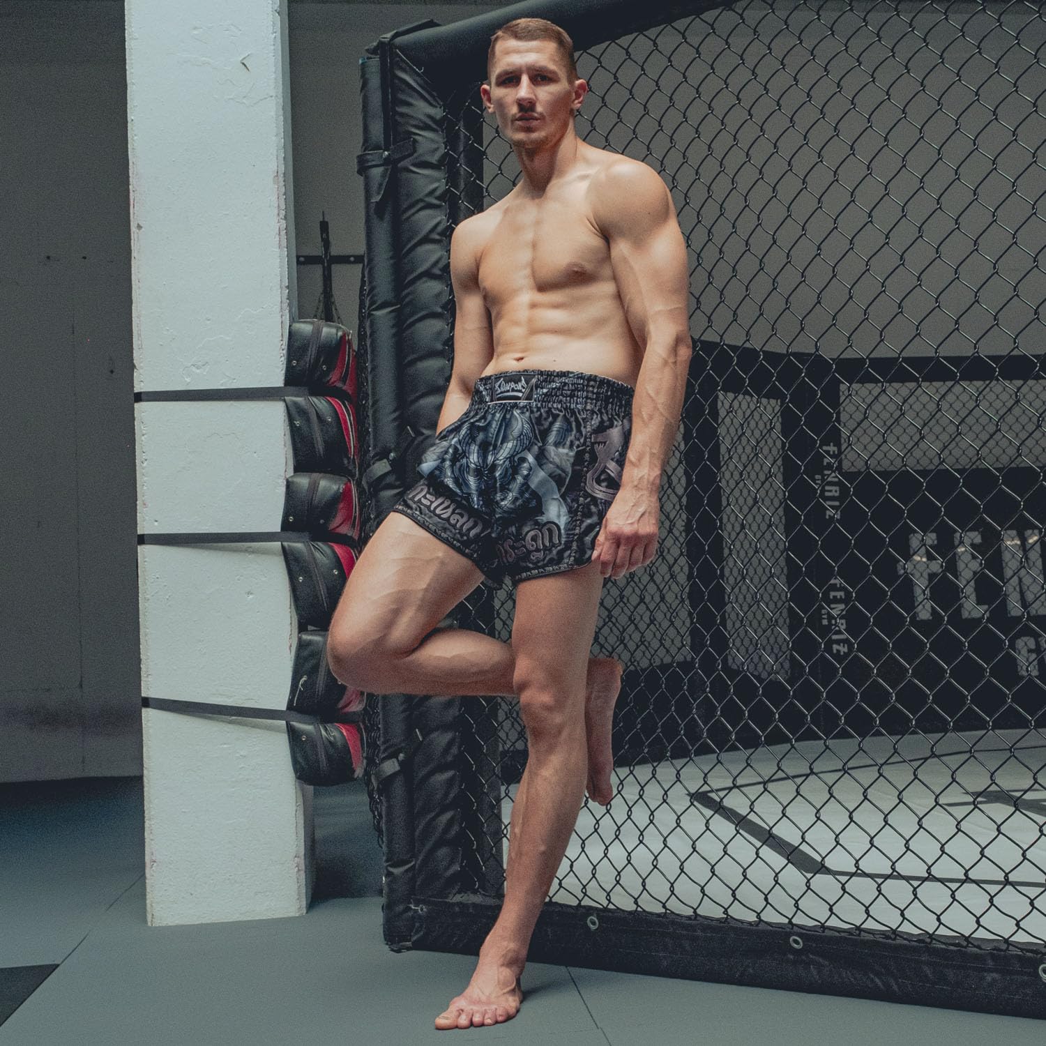 8 WEAPONS Muay Thai Shorts Bone Island, Schwarz, Kickboxhose für Training & Wettkampf, Thaibox Shorts Satin, Atmungsaktiv, Langlebig, Kampfsporthose für MMA, K1, Boxen, Thai Boxen