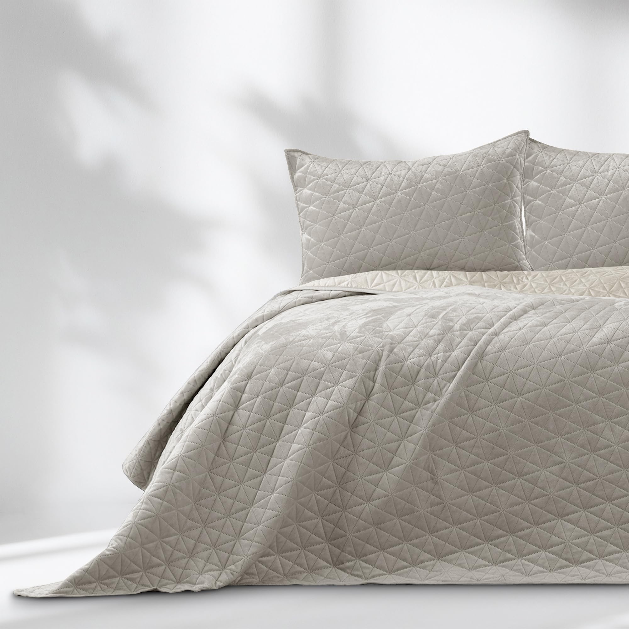 Tagesdecke 260x280 cm Beige Bettüberwürf zweiseitig Steppung Laila | Velvet Samt