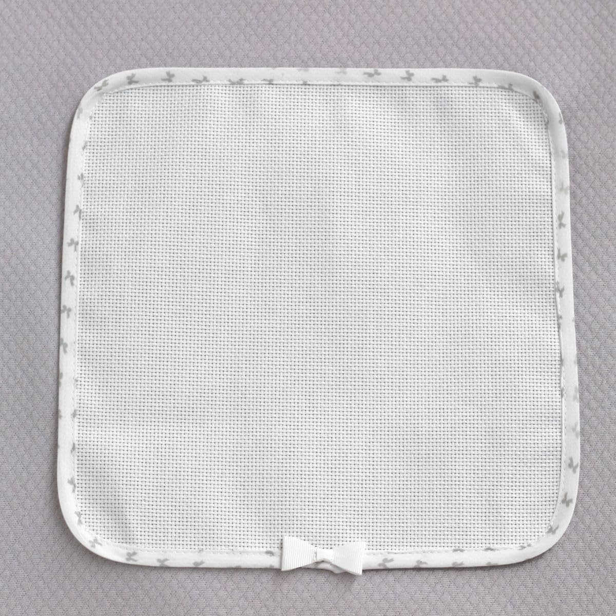 La Chiocciolina Copertina Lettino Punto Croce – Tessuto Interlock Rombetto Grigio con Inserto in Tela Aida 55 Fori da Ricamare – Coperta Primaverile per Neonato e Bambino
