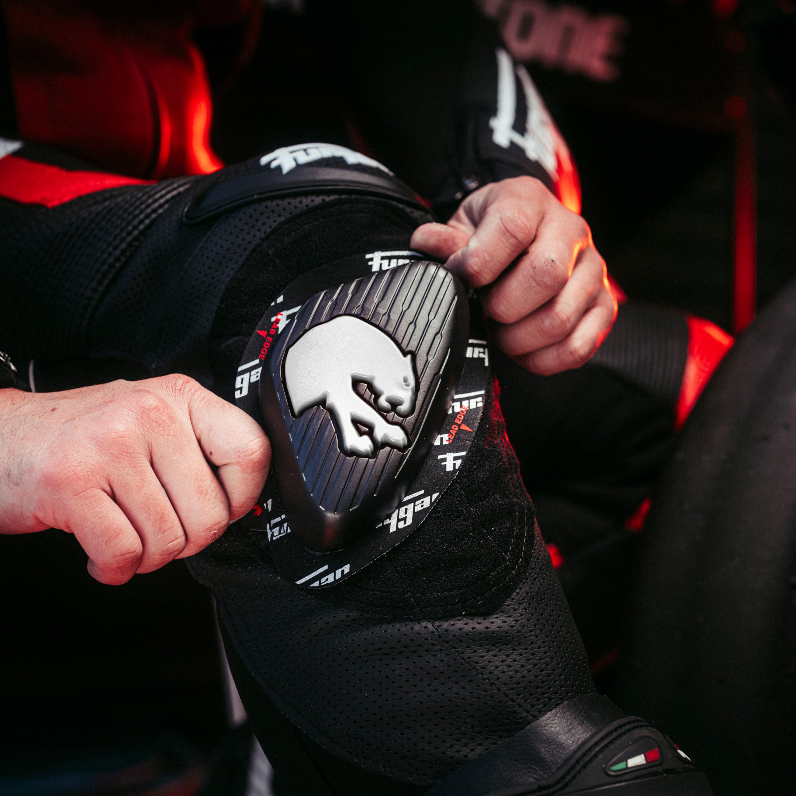 Furygan SLIDERS GENOUX - moto Piste Racing - Légers, Résistants, Durable Solides, Pantalon racing, Compétition MotoGP Moto3 - Coloris Blanc Rouge Noir