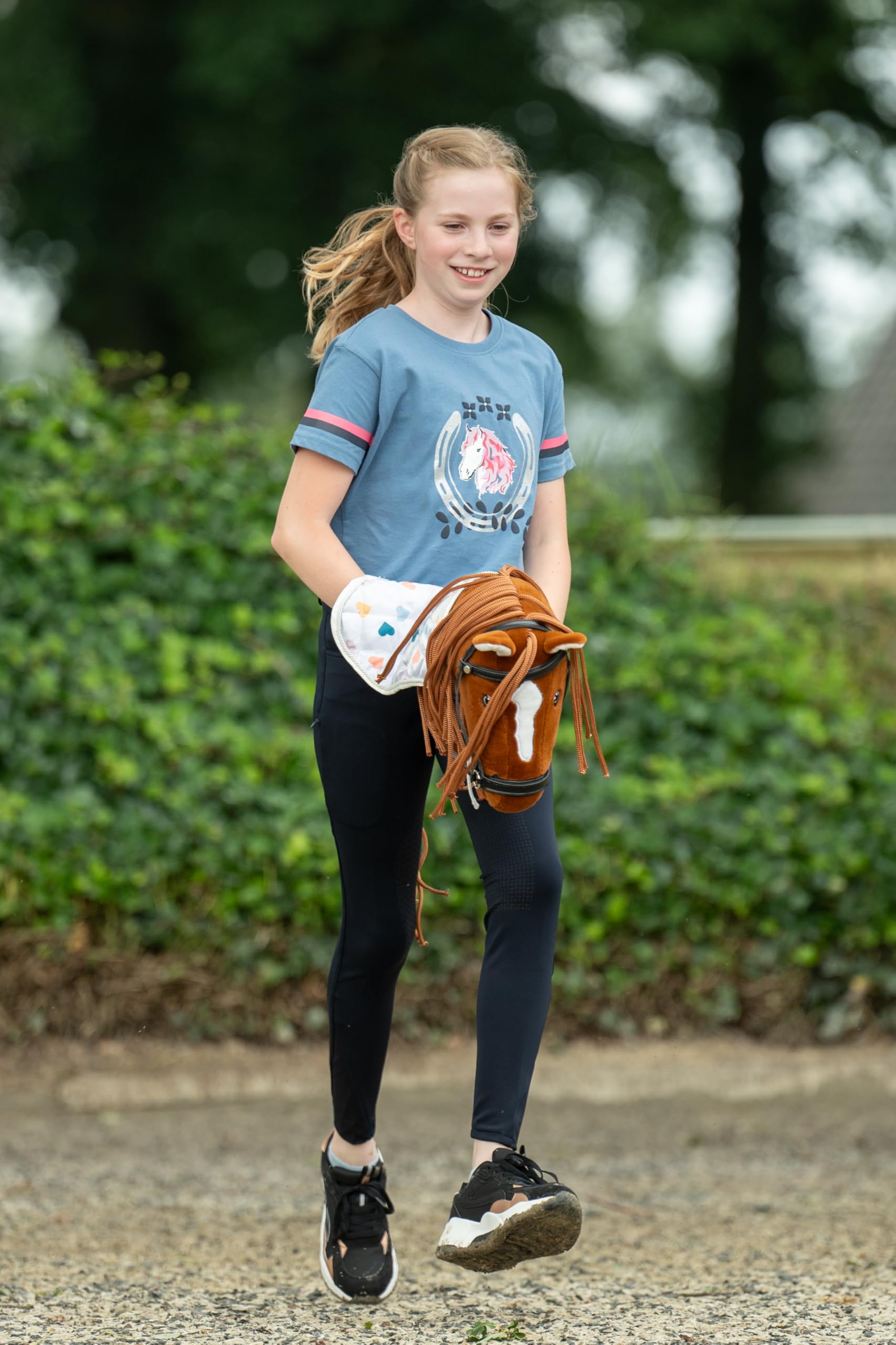HKM - Hobby Horse Premium, Dunkelfuchs mit Halfter, Schweif & abschraubbarem Stock, Steckenpferd für Kinder, Stockpferd + Zubehör zum Hobby Horsing