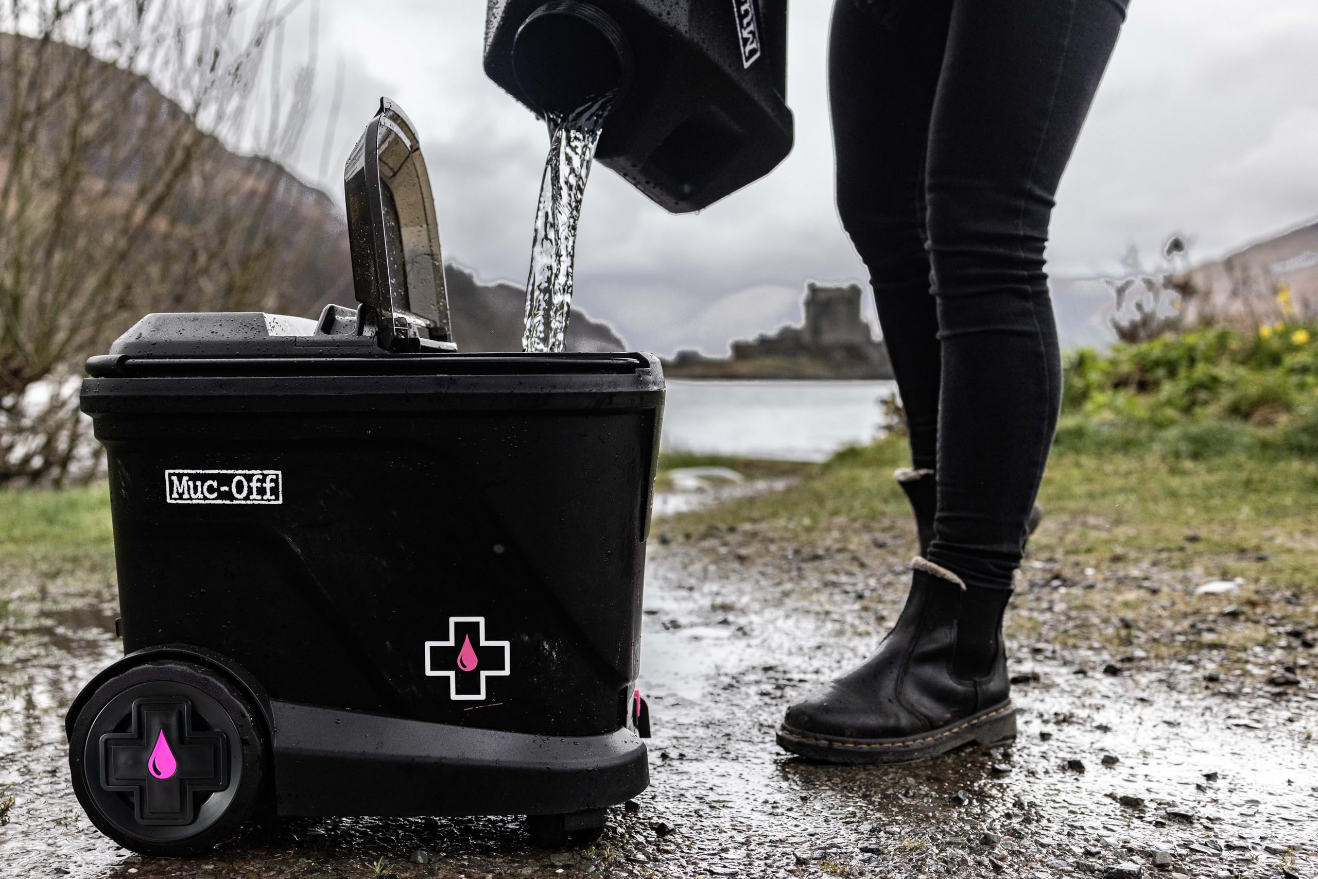 Muc-Off Hidrolimpiadora Portátil a Batería Moto Starter Bundle – Depósito 20L con 4 Lanzas y Nano Tech Limpiador de Moto