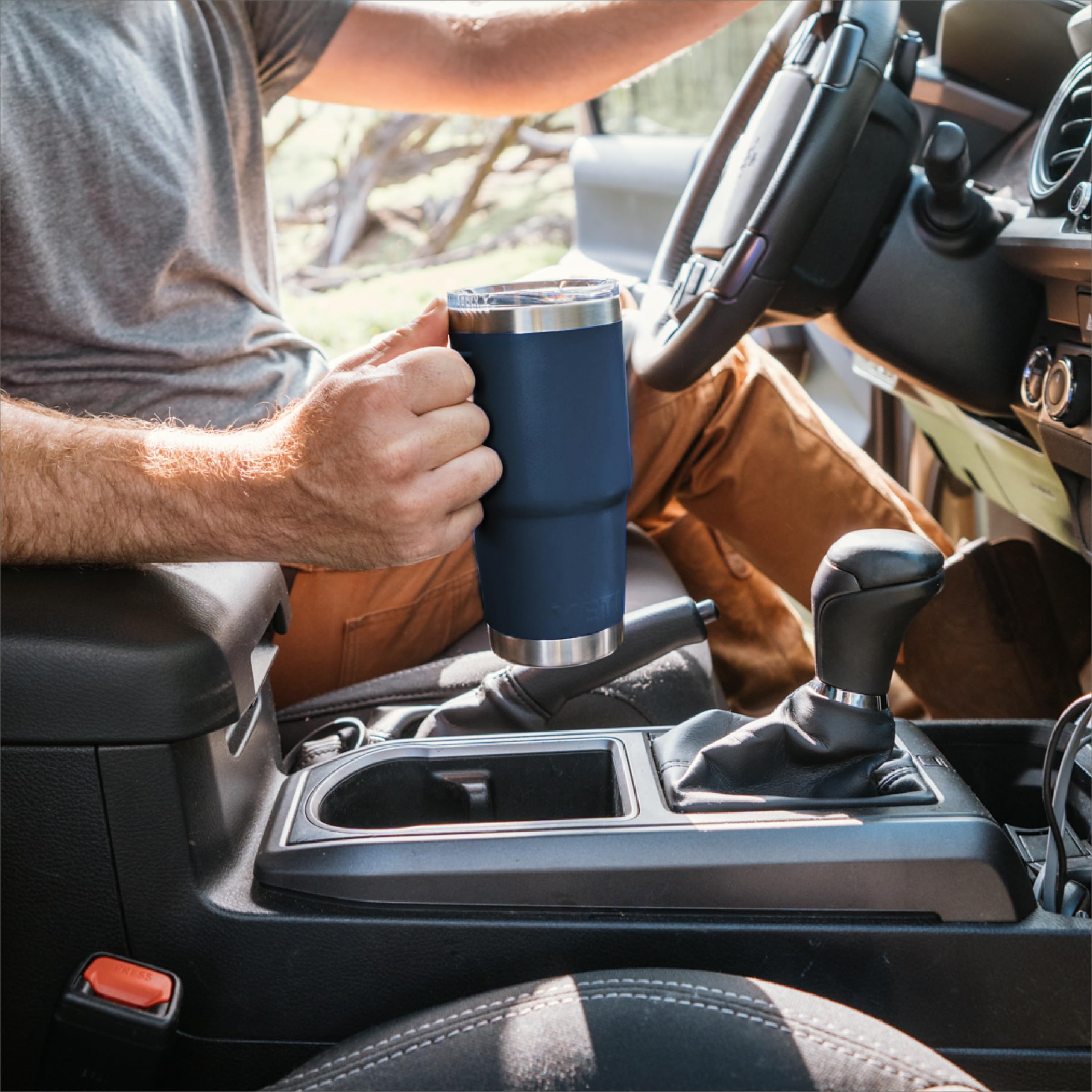 YETI Rambler Reisebecher Mit Stronghold Deckel, Black, 20 oz (591 ml) | Reise-Kaffeebecher aus Edelstahl, auslaufsicherer robuster Deckel, isolierter Kaffeebecher hält Getränke heiß oder kalt