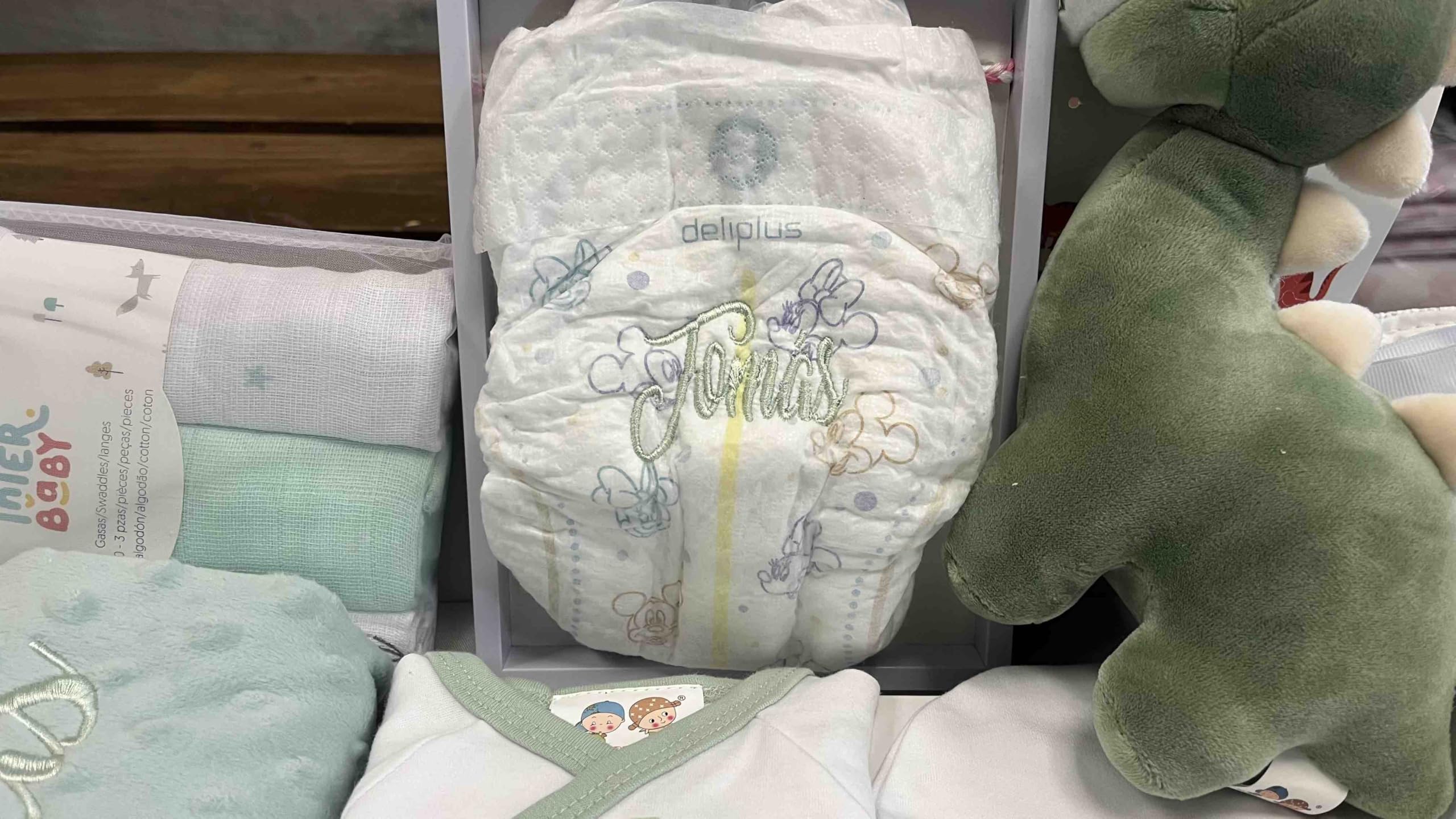 Danielstore - Canastilla Bebé Personalizada | Manta y Dou Dou con Nombre | | Set Primera Puesta Bebé | Pañal nombre bordado | Pack gasas | Cesta para Recién Nacidos| verde