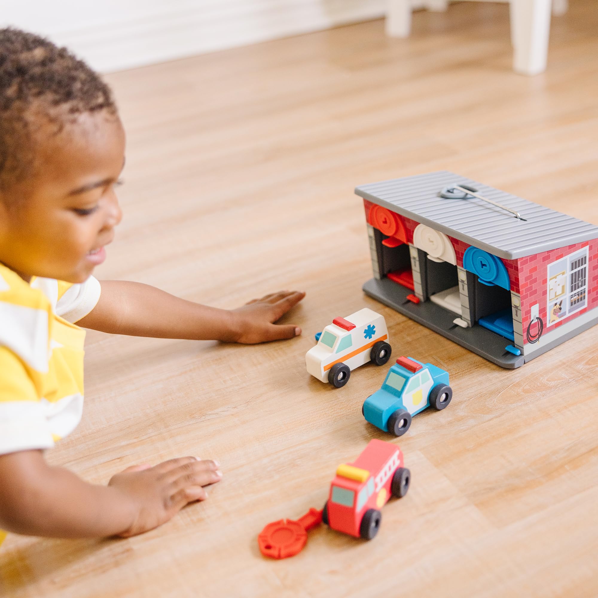 Melissa & Doug - Spielzeug Garage mit Schlüsseln und Rettungsfahrzeugen aus Holz, 7-teilig, für Kinder ab 3 Jahren