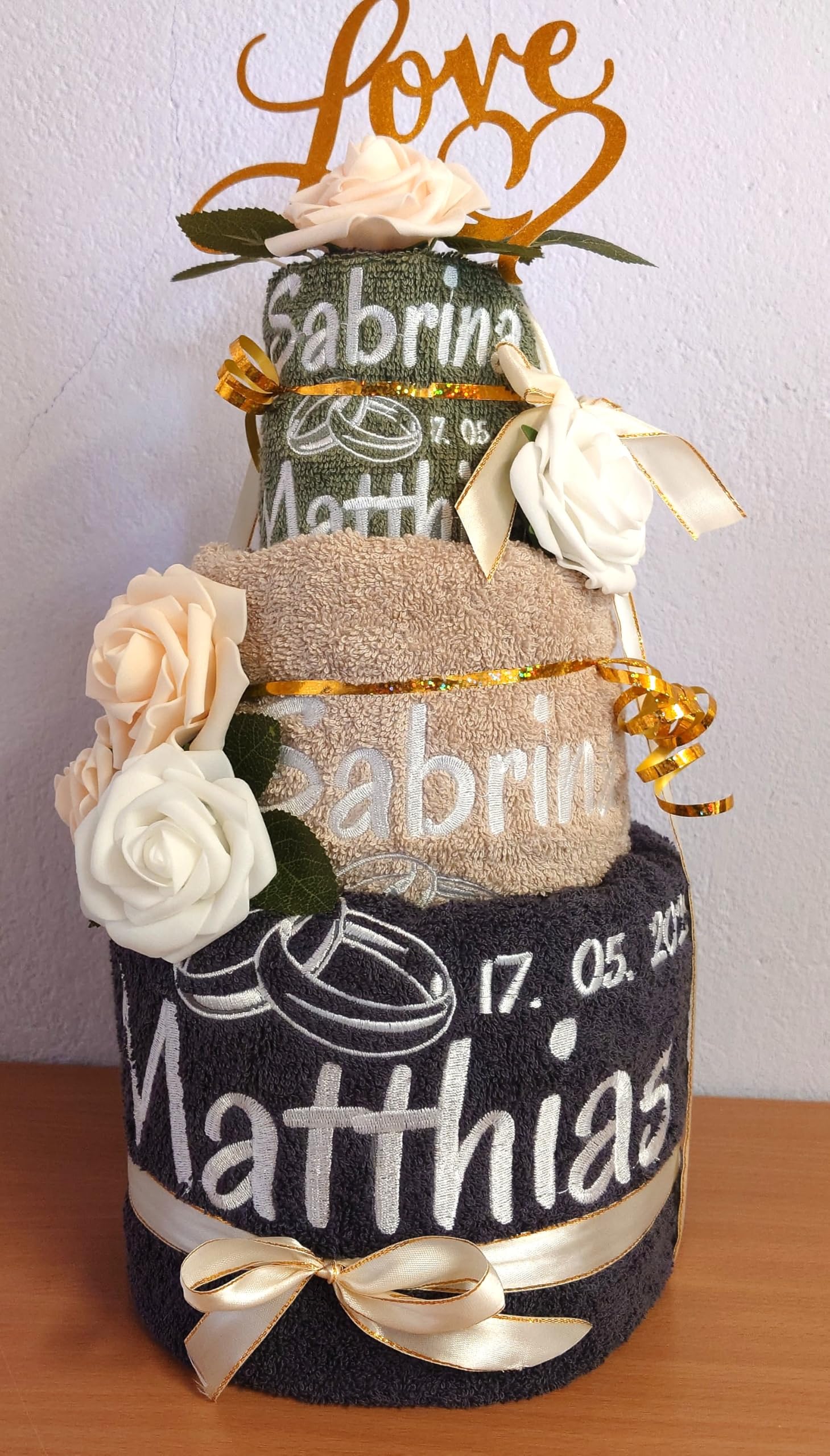 Handtuchtorte personalisiert Hochzeitsgeschenk mit Namen bestickt Brautpaar