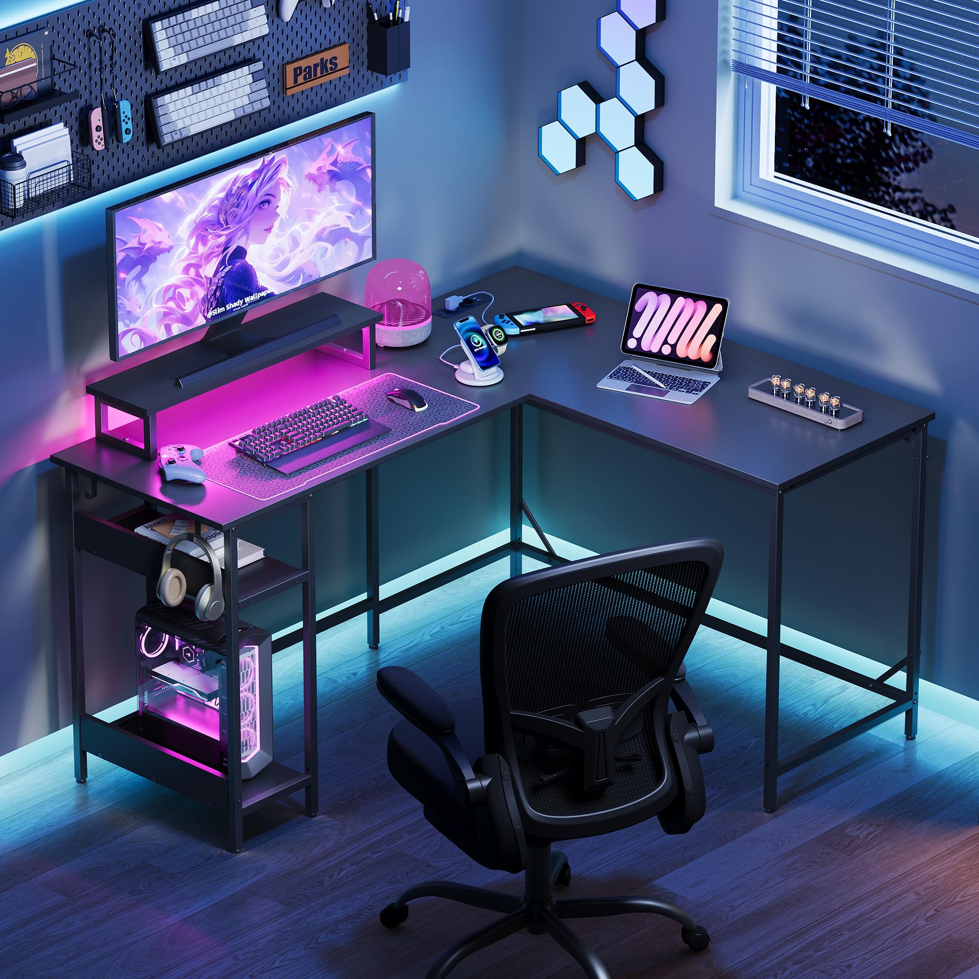 DEVAISE Bureau d'angle en L 140 x 120 cm avec Prises, LED et Étagères de Rangement, Table pour Gaming, Bureau et Télétravail, Noir