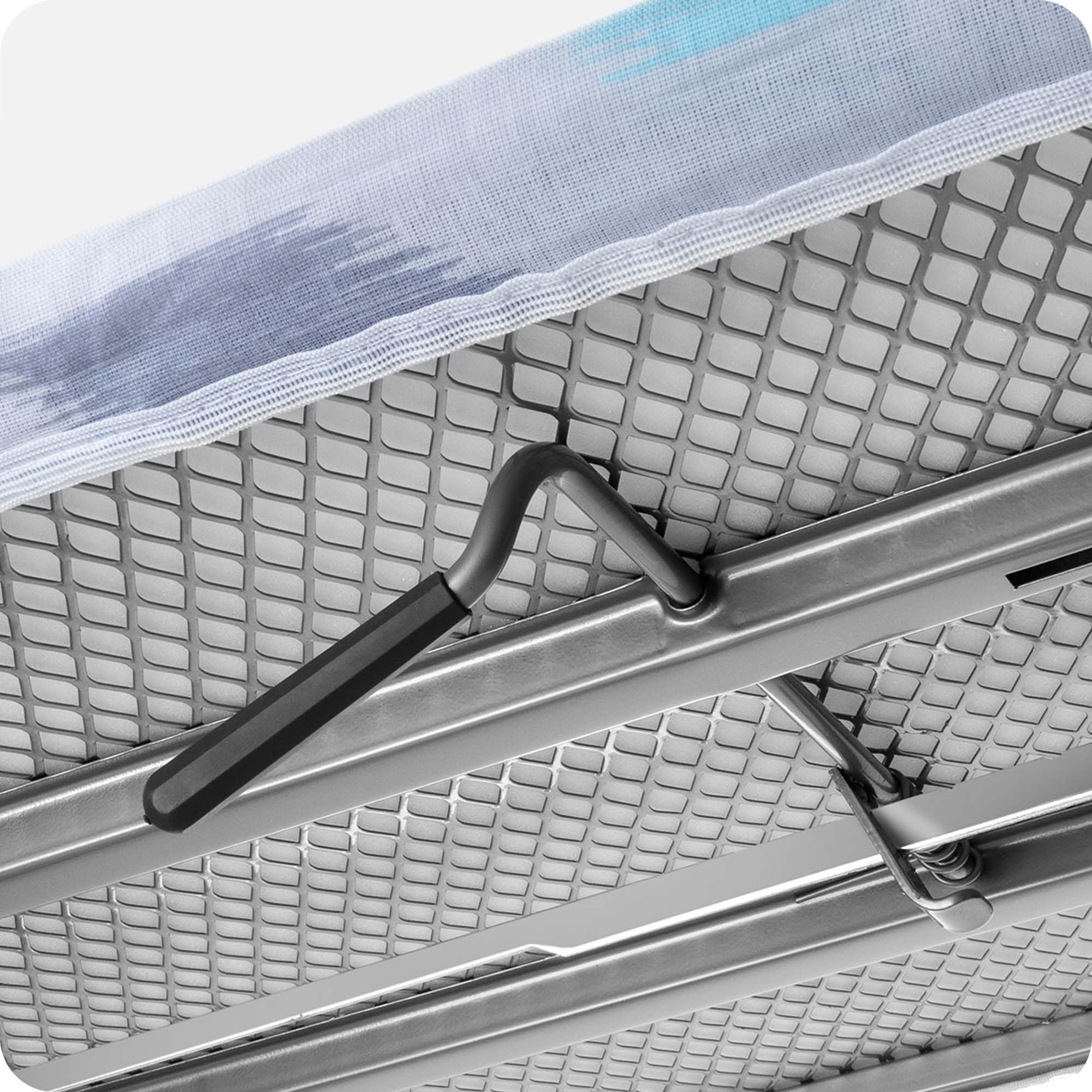 KADAX Tabla de Planchar Plegable con Enchufe, Altura Regulable, Funda Removible, Mesa para Planchar Mangas y Soporte para Plancha y Cable (Azul Claro)