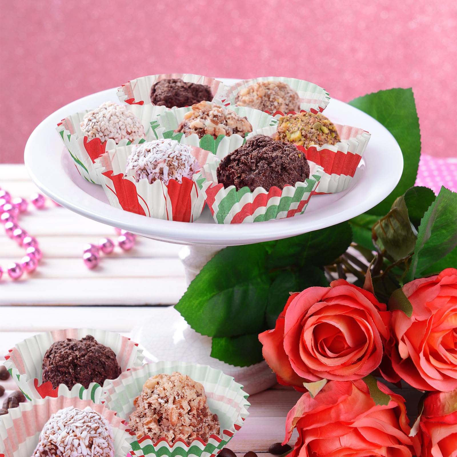 Didaey 600 forros para cupcakes de fiesta de Navidad, tazas de papel para hornear, mini muffins, envoltorios pequeños para cupcakes, tazas de papel de Navidad para dulces, suministros para hacer
