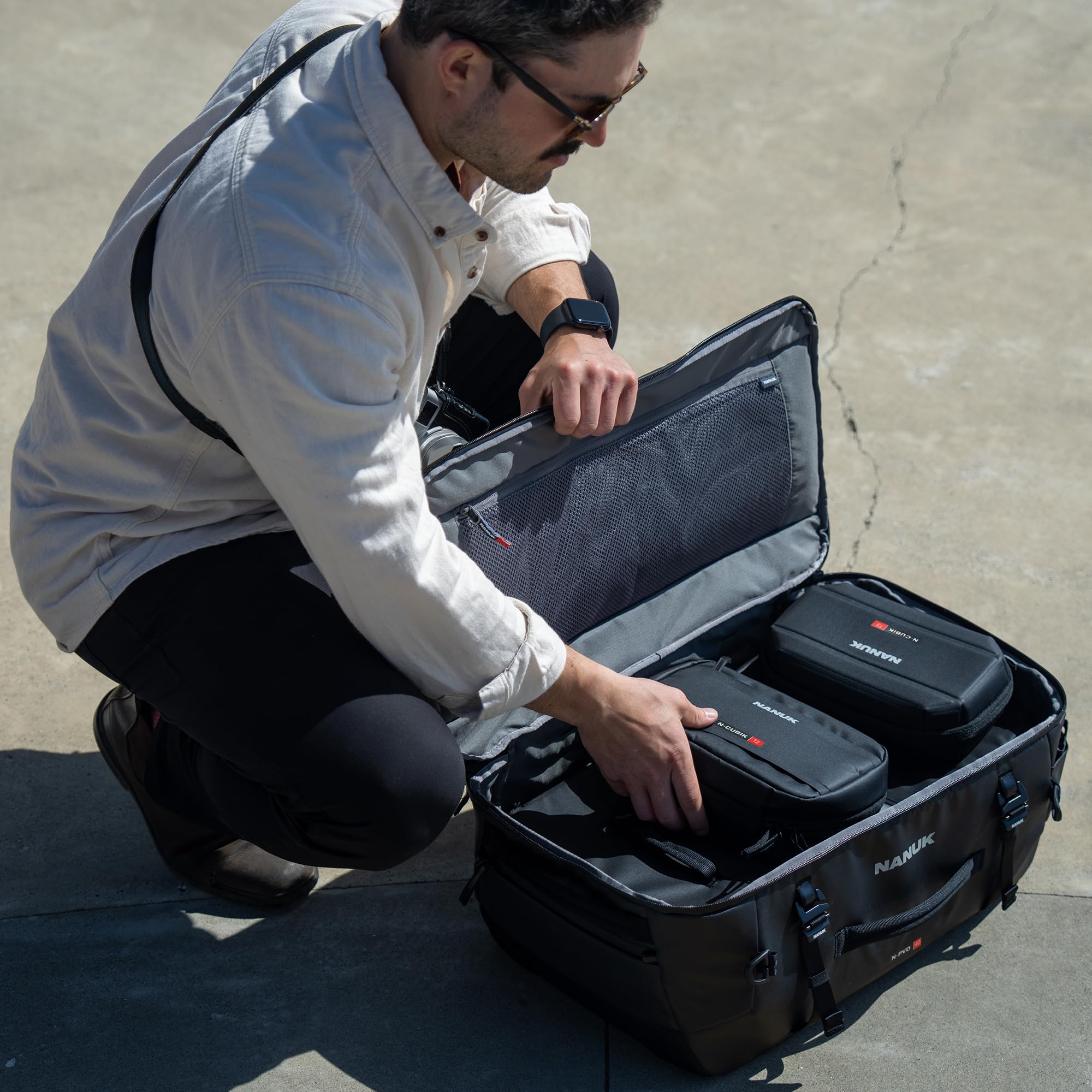 NANUK N-PVD 40L - Zaino da viaggio rigido con supporto per treppiede, in grado di contenere diverse fotocamere, obiettivi di grandi dimensioni e un computer portatile da 16" e oltre