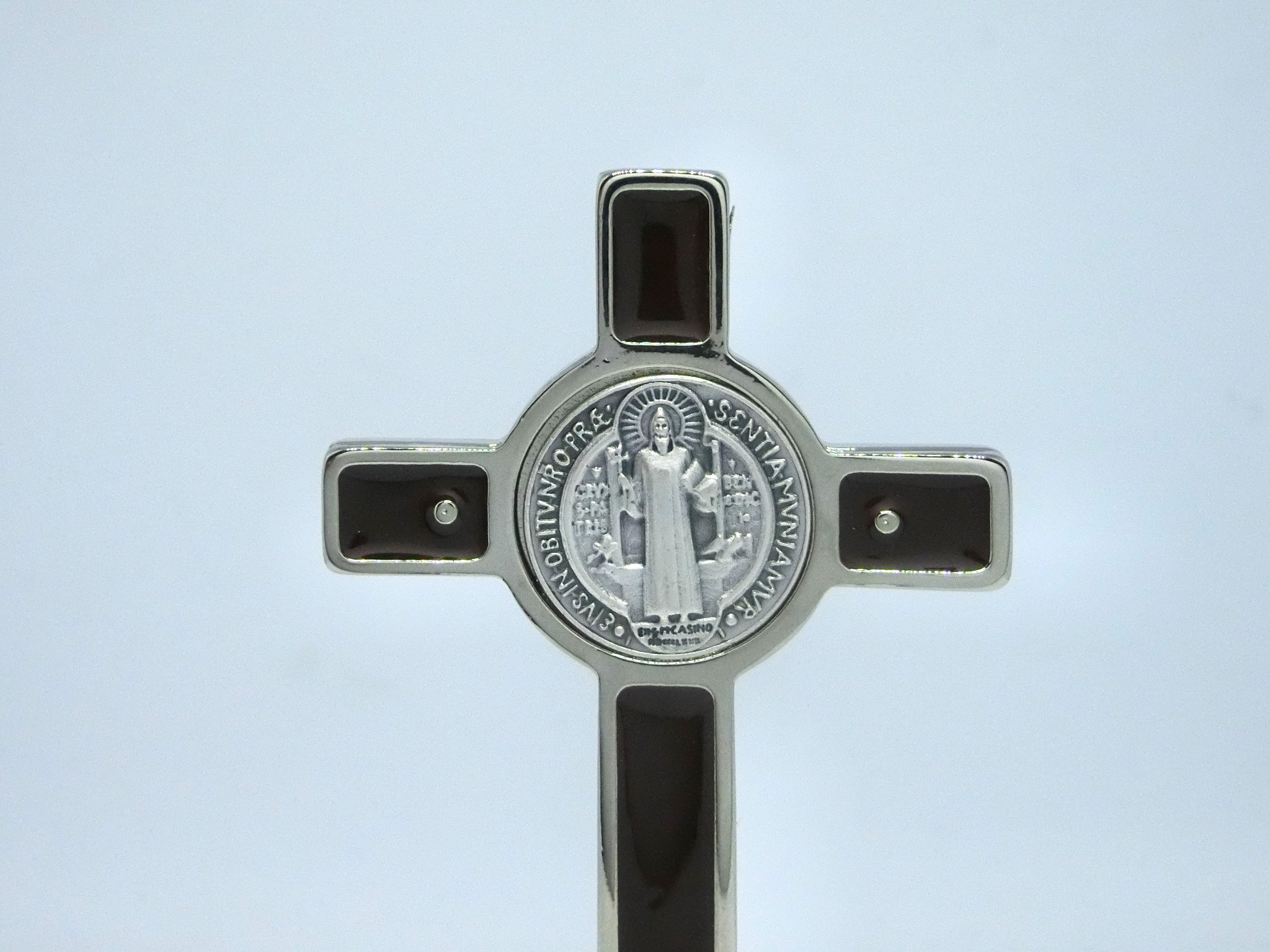 GTBITALY 10.008.11 Croce di San Benedetto Argento Marrone smaltato a Mano su Base Tonda Argento