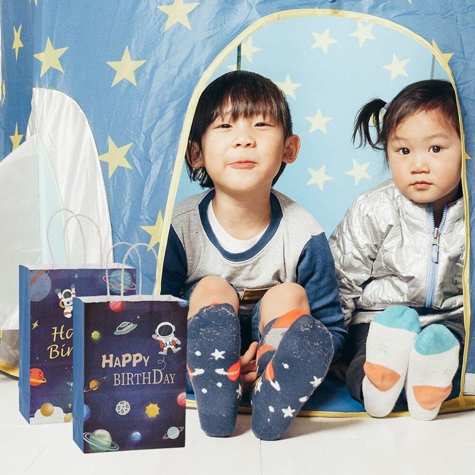 Kit 98 Pezzi Tema Spaziale Per Feste Bambini - Sacchetti, Portachiavi, Braccialetti, Adesivi - Foto 2