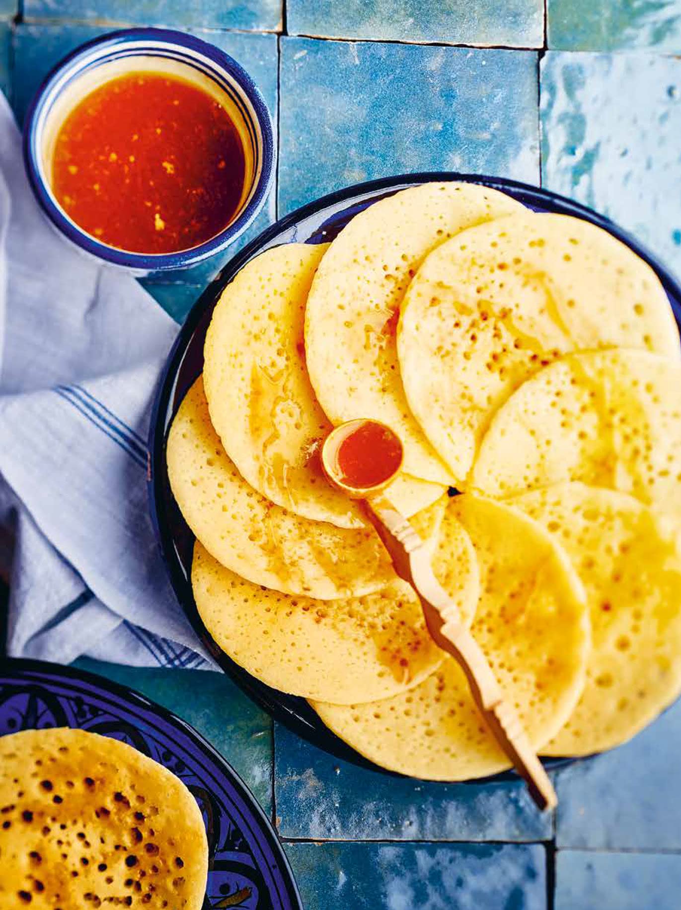 Le grand livre de la cuisine marocaine: Entrées, salades, couscous, tajines, viandes, poissons, pains, soupes, brick, pâtisseries, boissons. Toutes les recettes en pas à pas.