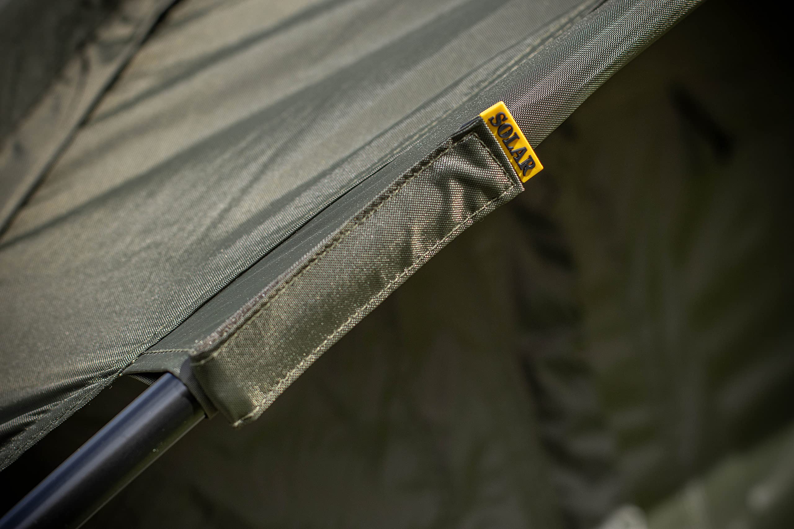 Solar Tackle Undercover - Refugio Exterior Bivvy para 2 Personas, Resistente al Agua, Malla mosquitera, Flujo de Aire, Paneles Traseros enrollados, Incluye Bolsillos Interiores, Lona Resistente para