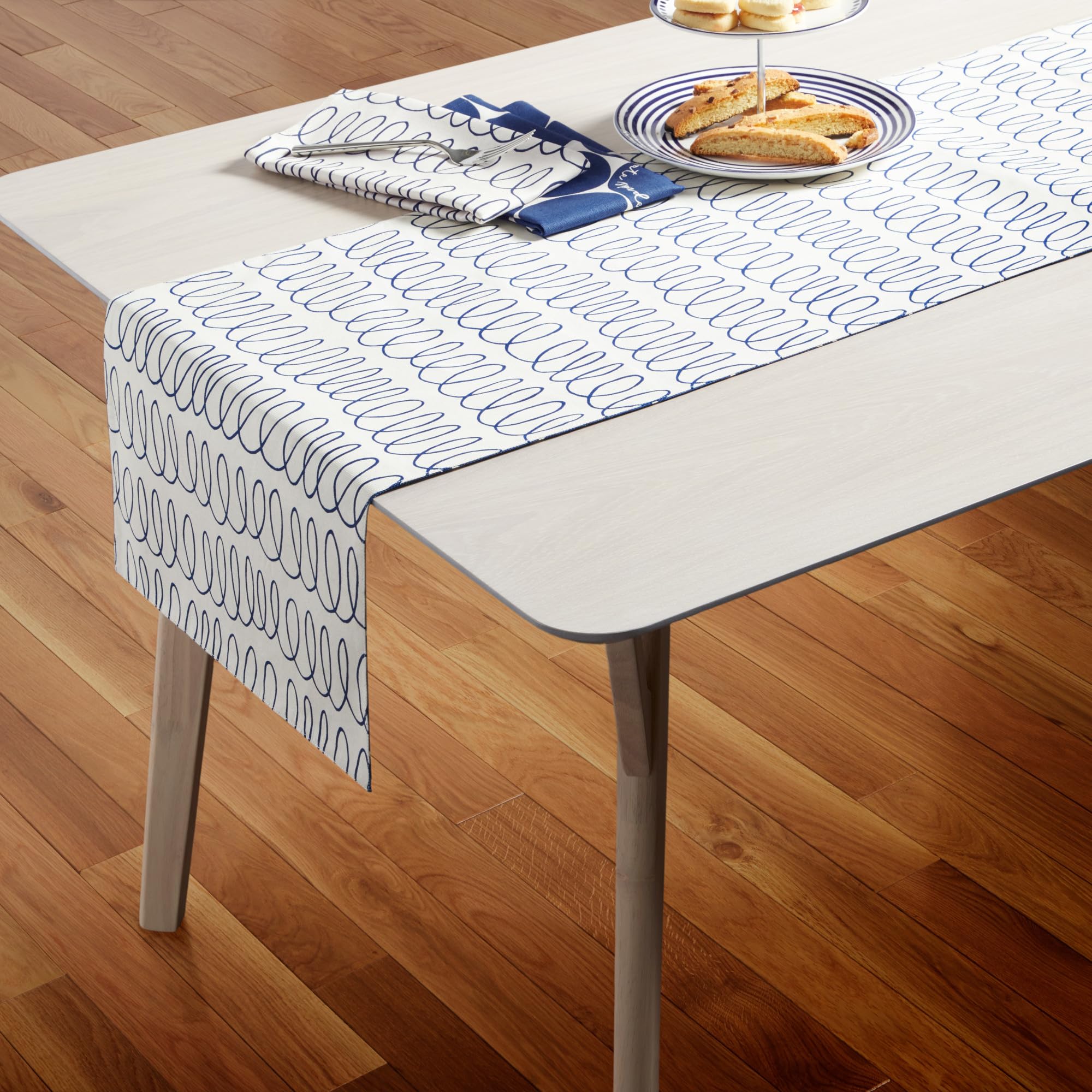 KATE SPADE NEW YORK in The Loop & Joy Doppelseitiger Tischläufer, 100 % Baumwolle, maschinenwaschbar, cremefarben/Marineblau, 38,1 x 182,9 cm