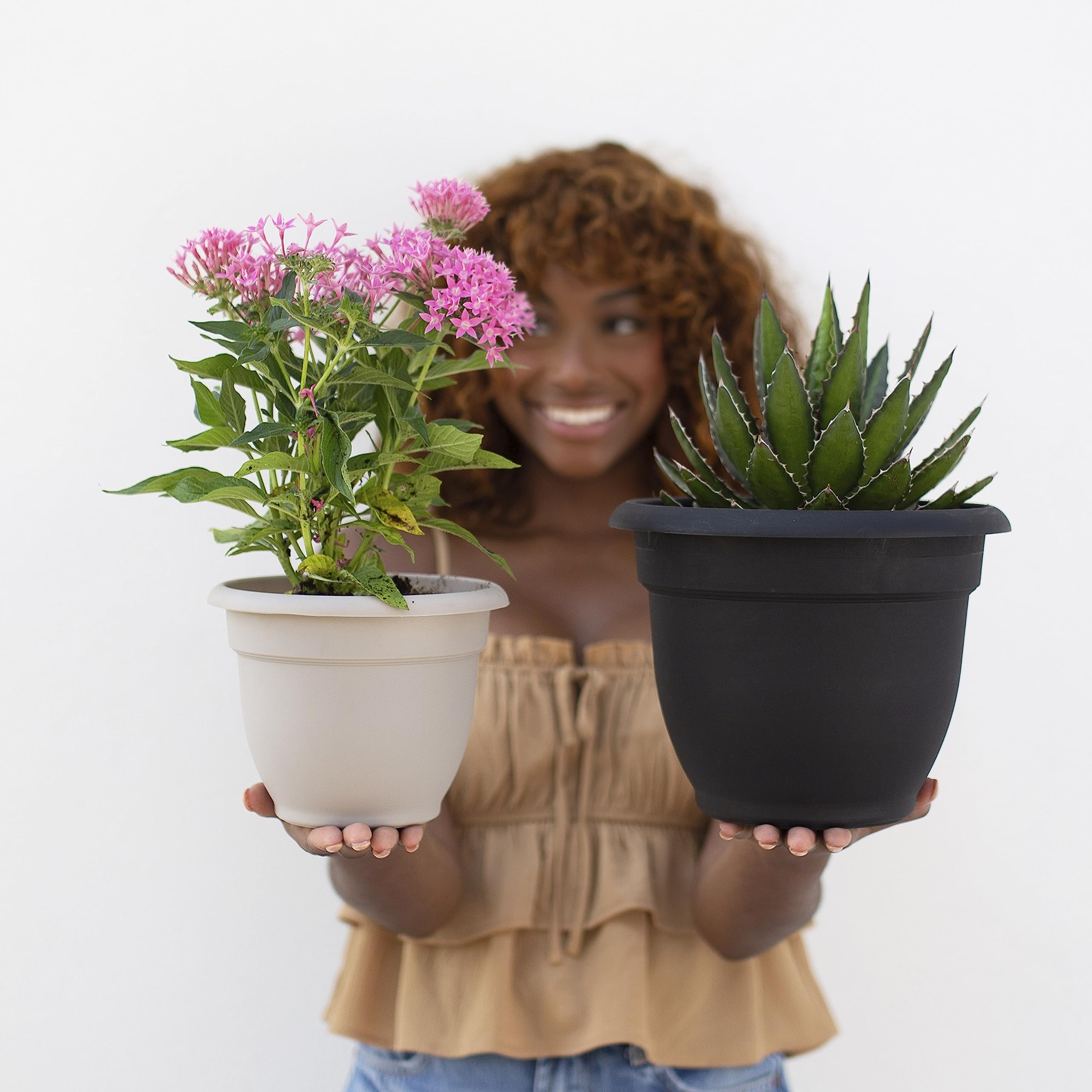 Fiskars 20-56910 10 Inch Ariana with Self-Watering Grid, Black, 10