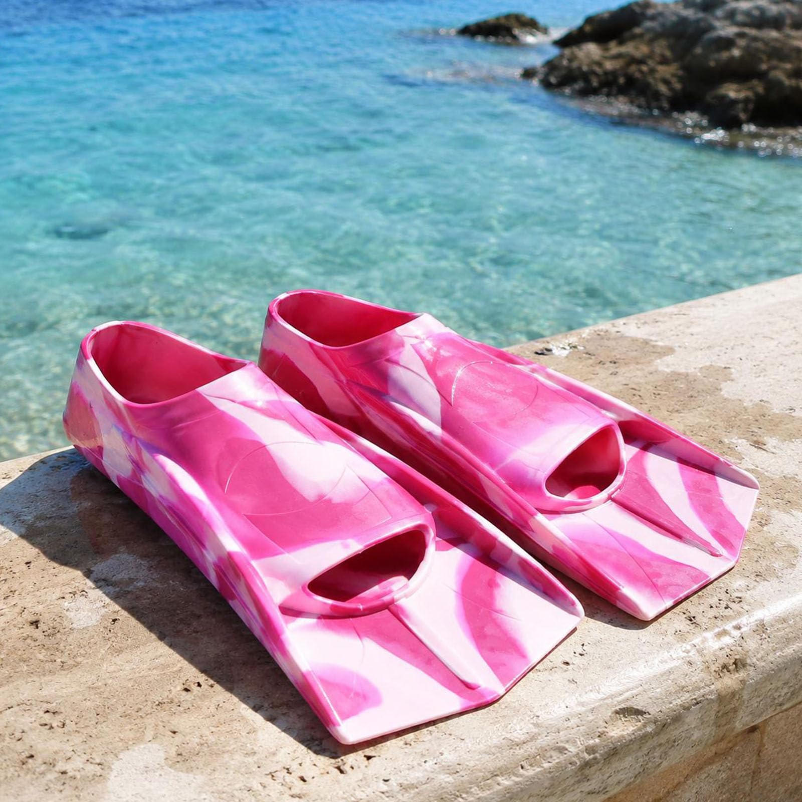 Pratica snorkeling in piscina con pinne