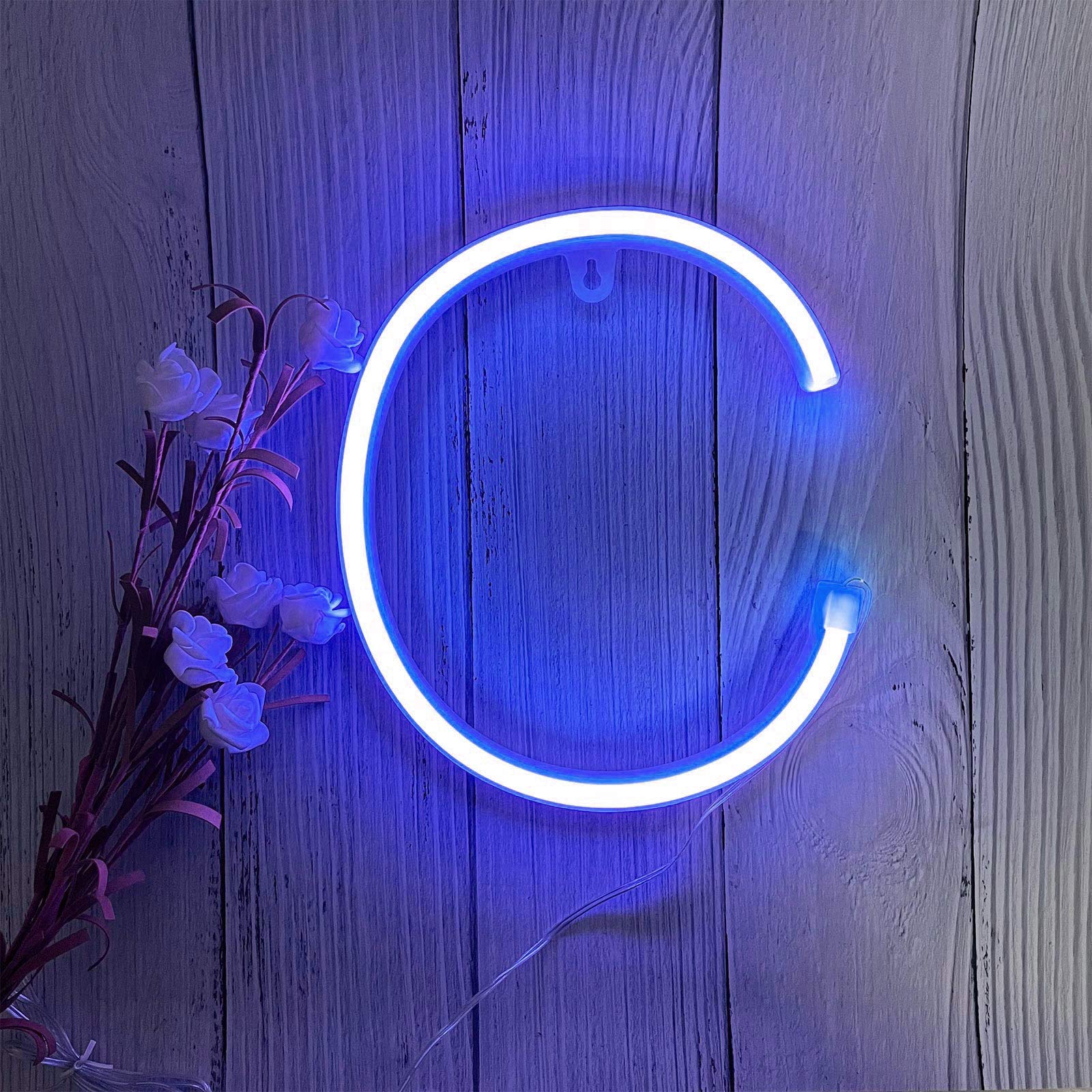 Lettres lumineuses néon bleu C pour illuminer un mur sombre