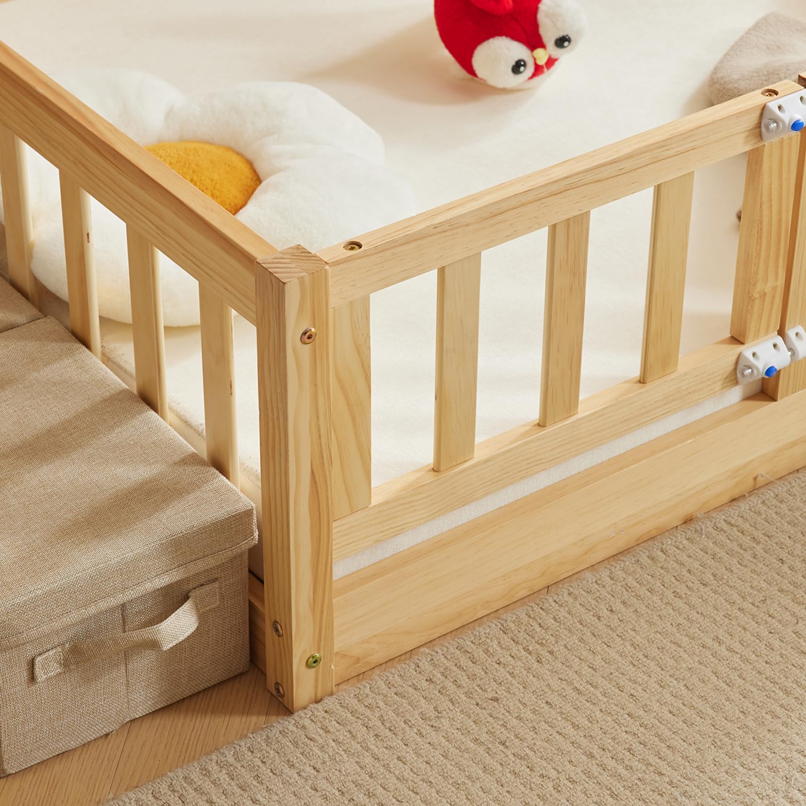Montessori Lit d'enfant Lit au Sol 140x200 cm - Bois Massif avec Porte et Barrière Sécurisée - 12 Lattes Renforcées, Garde-Corps Intégré - pour Enfants et Bébés (Couleur Naturelle)