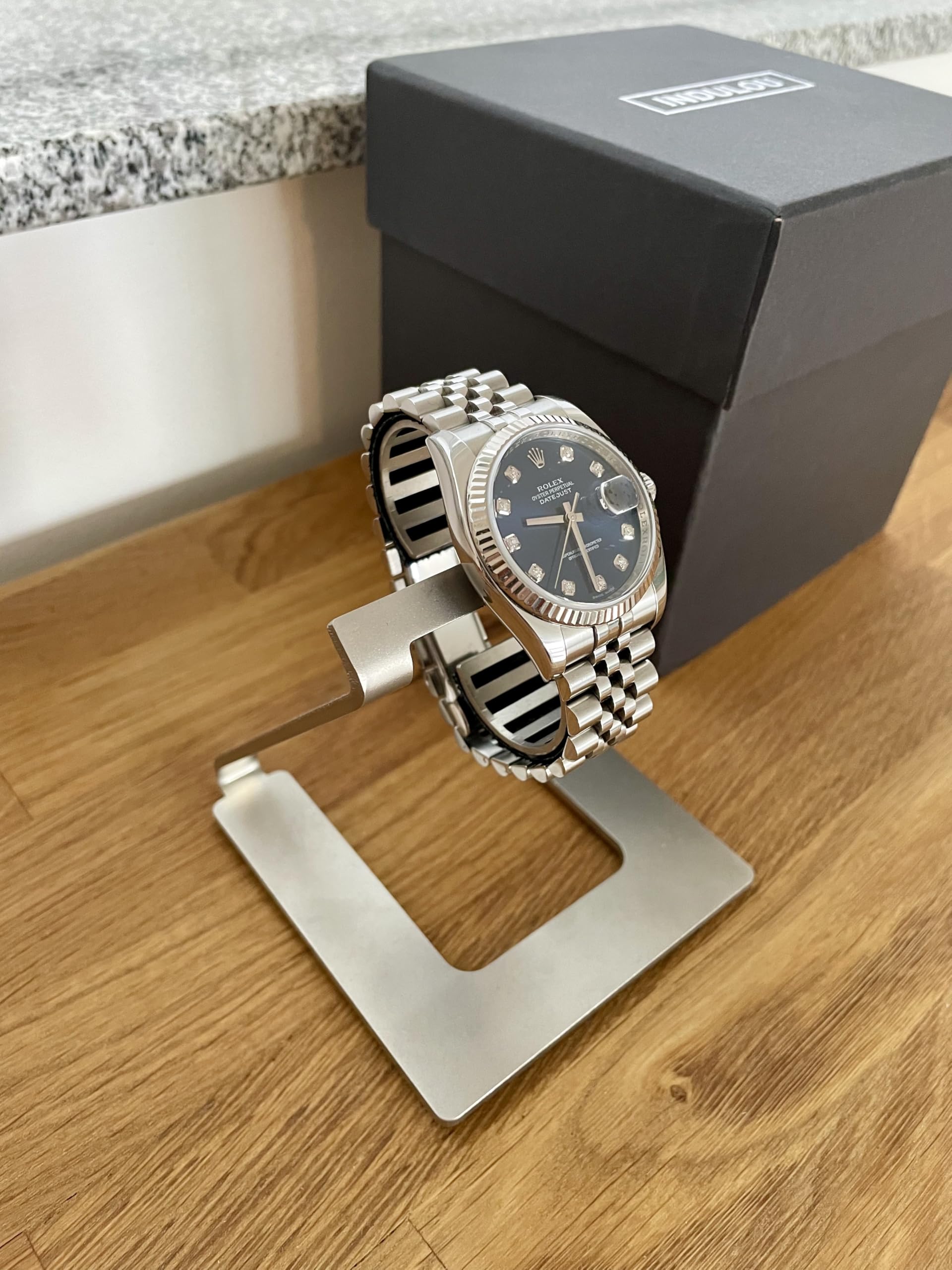 UNO – Soporte para relojes de acero inoxidable | Ajustable, minimalista y elegante | Base de exhibición con cojín de cuero genuino