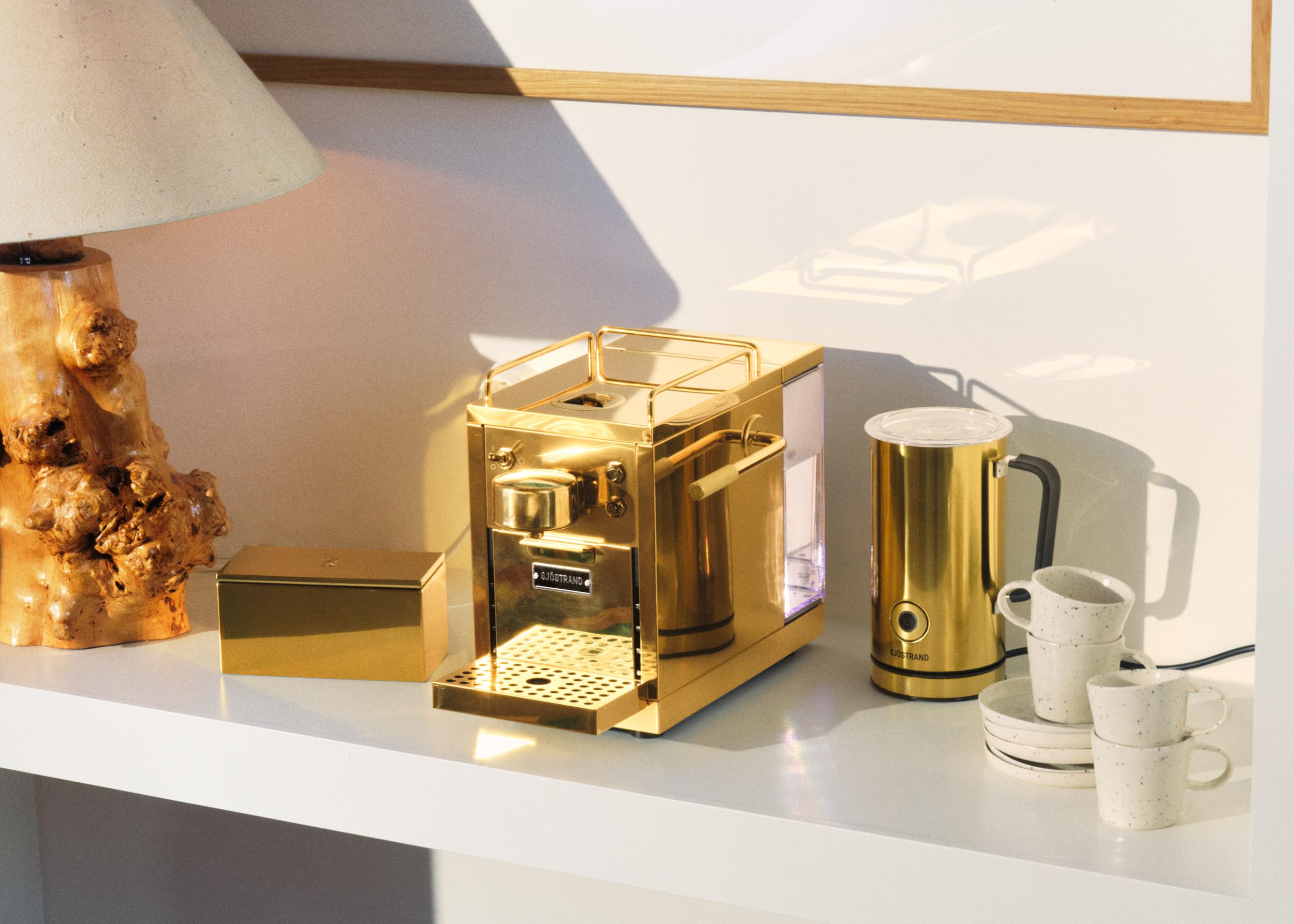 Oryginalny ekspres kompatybilny z Nespresso® – kapsułkowy ekspres ze stali nierdzewnej z mosiężnym wykończeniem, skandynawskie wzornictwo, trwały i nadający się do naprawy