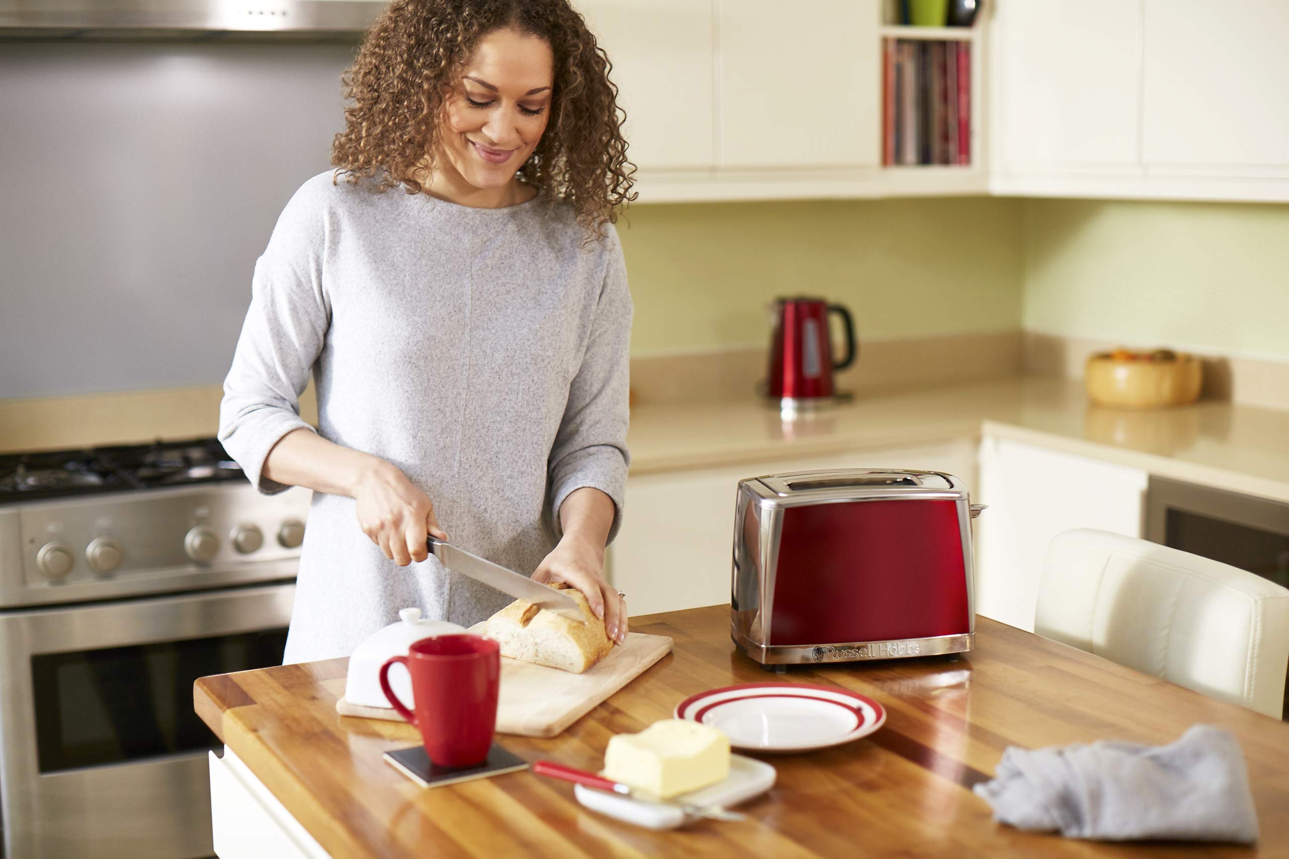 Russell Hobbs toster, technologia szybkiego opiekania, funkcja rozmrażania, szerokie otwory, funkcja podnoszenia tostów, tacka na okruchy i ruszt na bułki/rogaliki, moc 1550W, czerwony, Luna 23220-56