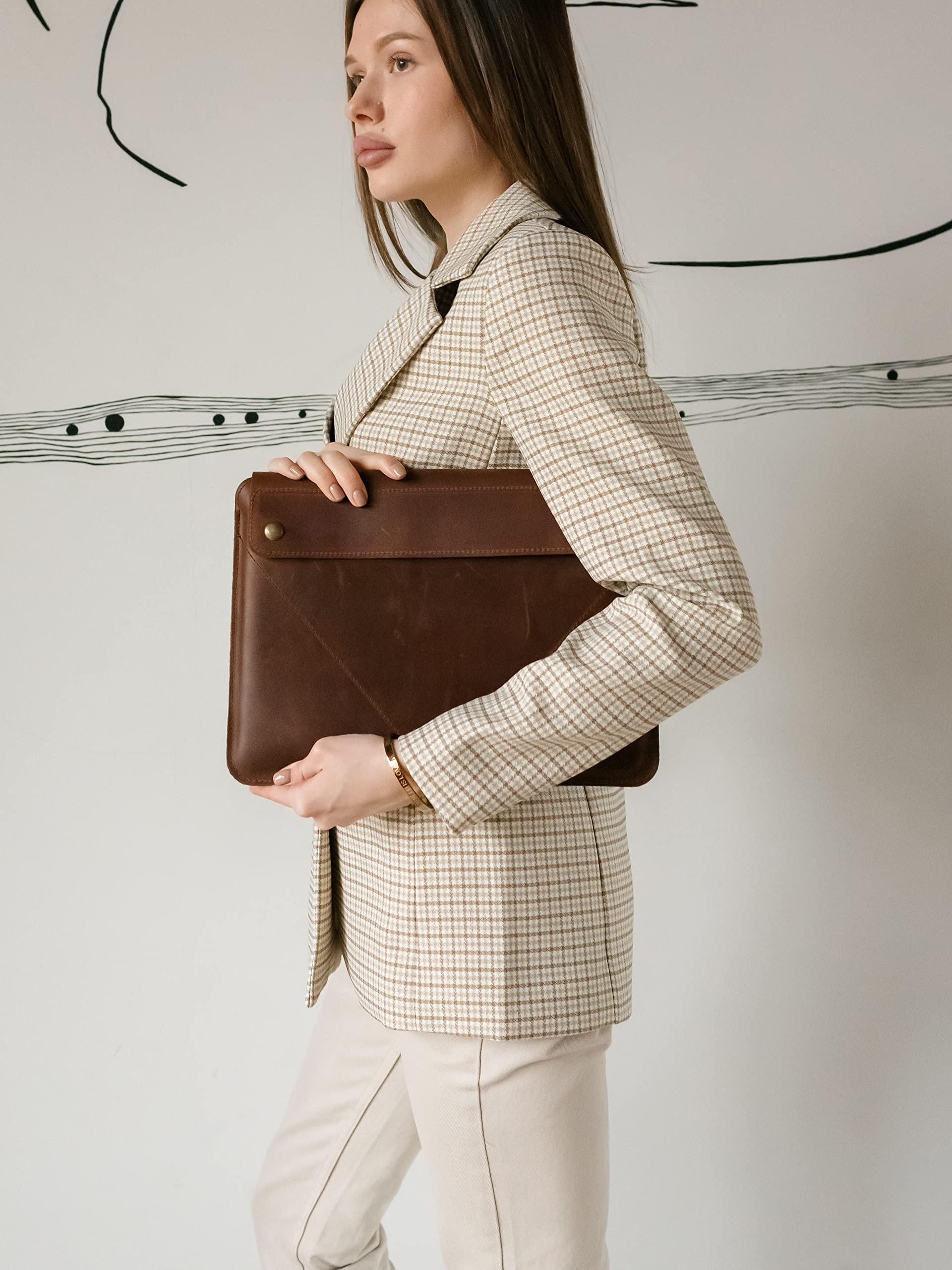 La custodia protettiva per MacBook 13 è un accessorio pratico ed elegante per professionisti e studenti, un'ottima idea regalo per i proprietari di MacBook. (Marrone)