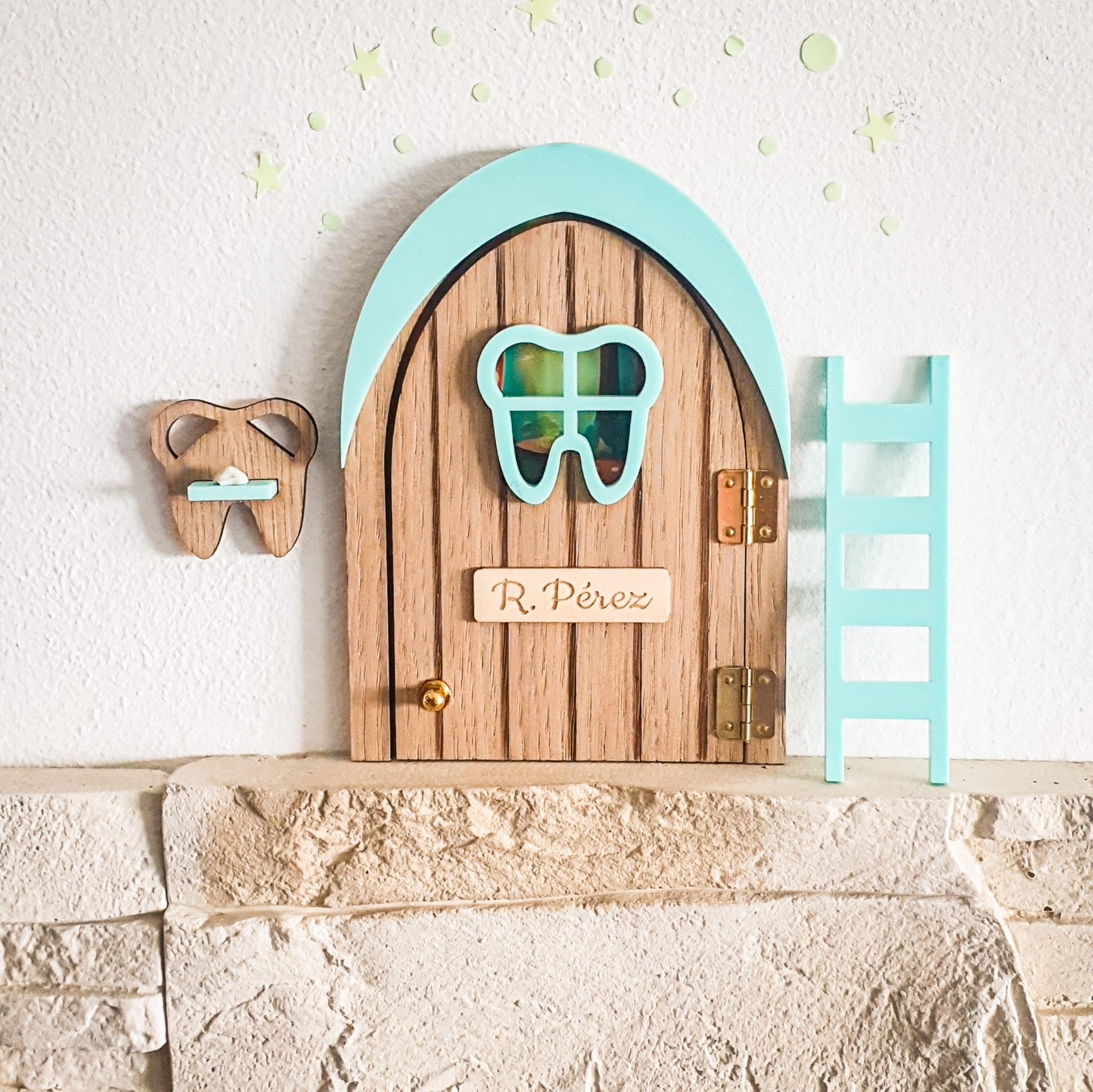 7GANSOS Nueva Puerta Ratoncito Perez que SE ABRE hecha en MADERA Y MINT Pieza chapada en roble con ESTRELLAS QUE SE ILUMINAN. Diseñada para decorar una habitación infantil mágica. HECHO EN ESPAÑA