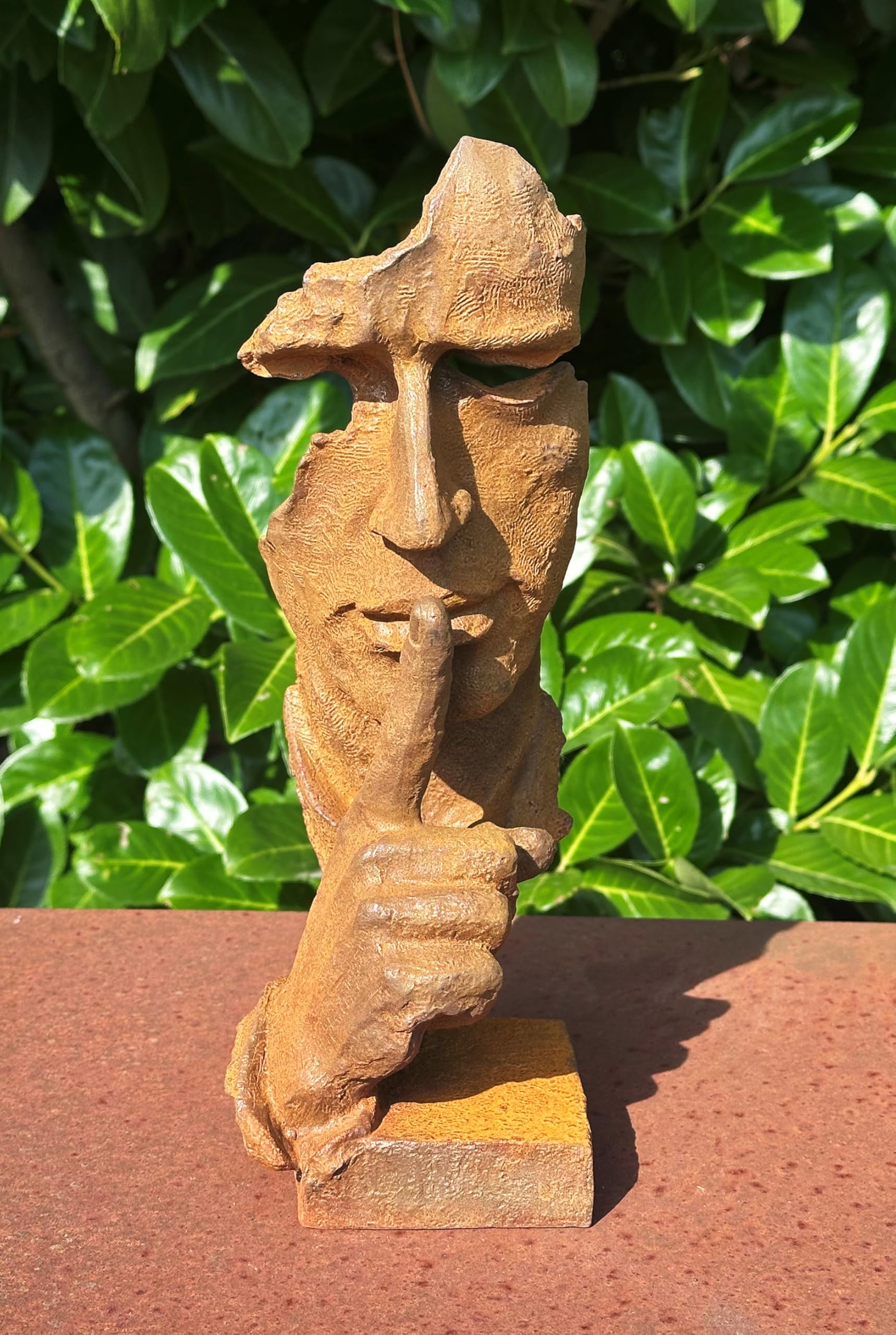 STEINFIGURENWELT GIEBEN Skulptur Gesicht Speak No Evil 30cm Nichts Sagen Gusseisen Figur Deko Vintage Eisenguss mit Rostpatina Gartenfigur Gartenskulptur Kopf Edelrost Wetterfest