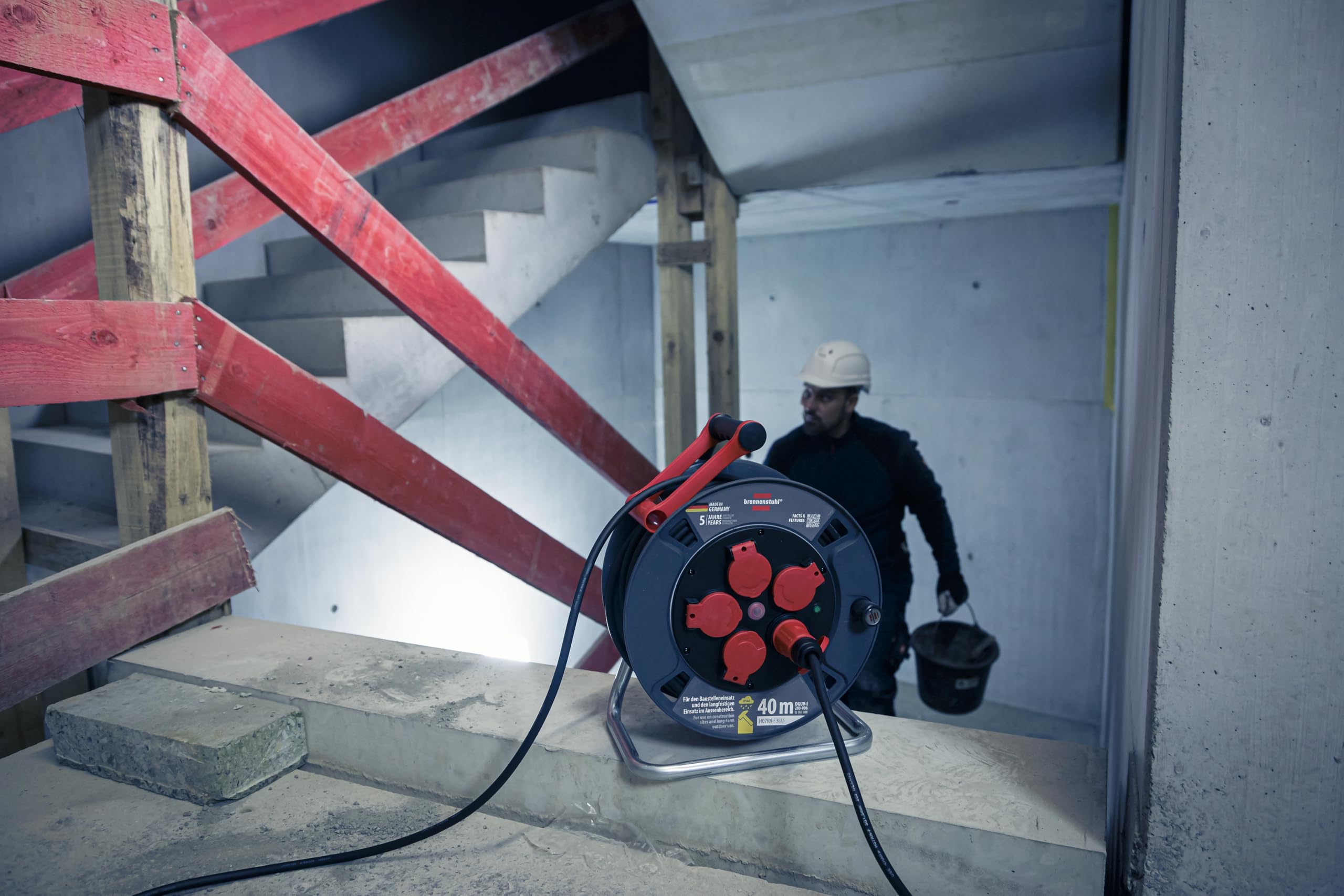 Brennenstuhl Avvolgicavo professionale 300 KU 4100 (cavo da 40 m in nero, in plastica speciale, inserto per cantieri e uso costante in esterni, Made in Germany)