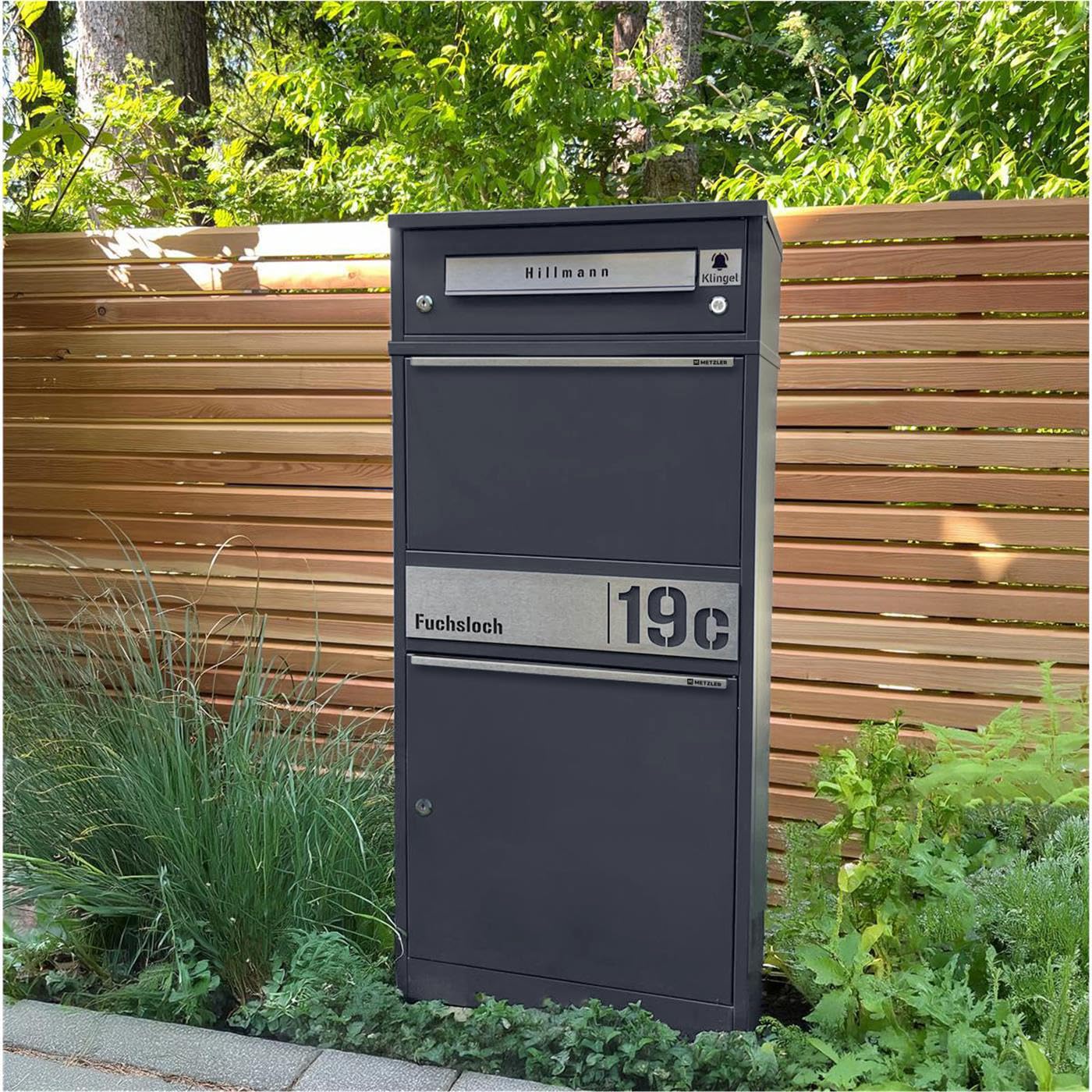 Metzler Briefkasten mit Paketfach & Funkklingel, Paketbox draussen groß XXL mit Klingel & 1 Steckdosen-Funk-Empfänger, Paketbriefkasten personalisiert in Grauauminium RAL9007, wasserdicht | Bispo Funk
