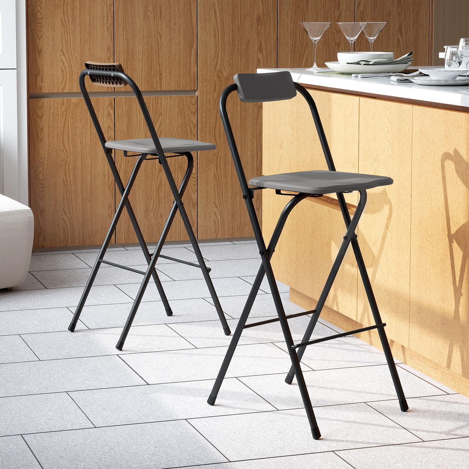 GIANTEX Juego de 2 Taburetes de Bar Plegables, Sillas Portátiles con Respaldo Inclinable, Asiento Curvado y Reposapiés, Carga hasta 150 kg, Taburetes Altos para Balcón, Comedor, Jardín (Gris)
