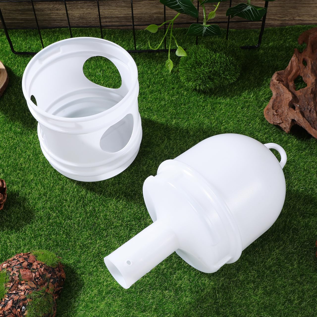 balacoo Lot de 2 mangeoires à oiseaux en plastique pour oiseaux - Distributeur d'eau pour volaille - Pot d'eau pour cage - Pour perroquet, perruche, caille, poulets - Blanc