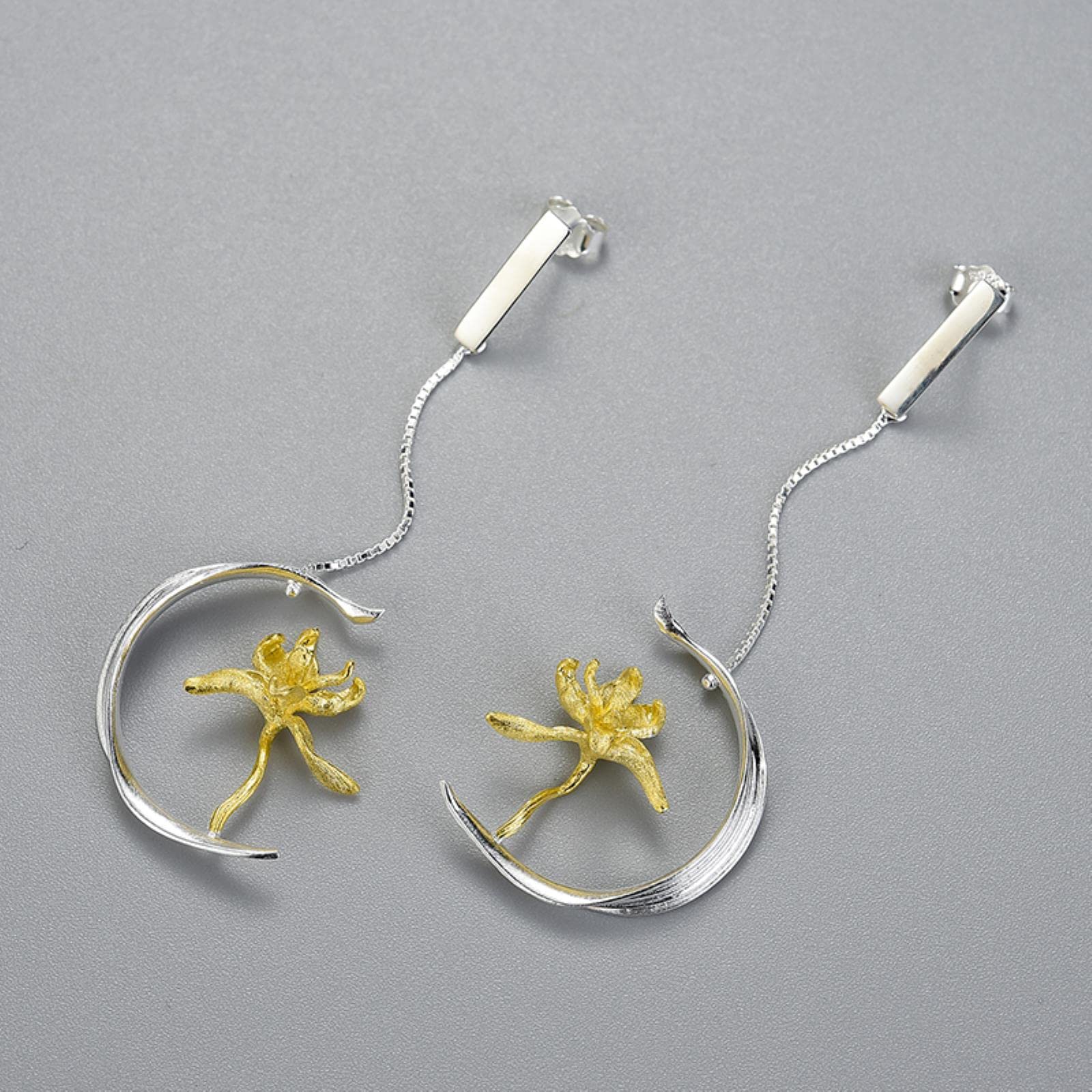 LOKILOKI Eleganti Orecchini Pendenti con Fiore E Foglia di Iris Orecchini in Vero Argento Sterling 925 in Oro 18 Carati per Gioielli da Donna Fatti A Mano