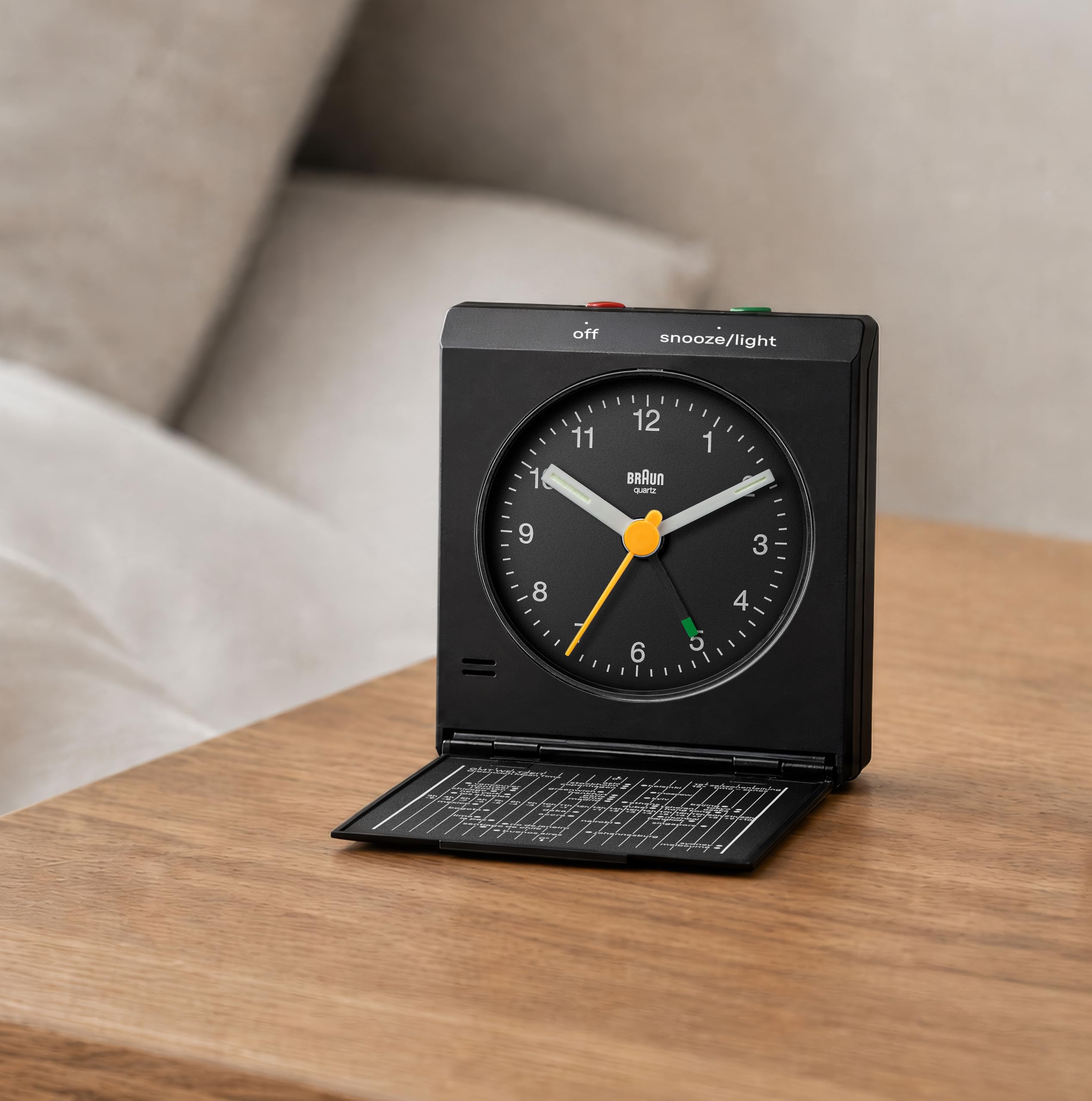Braun klassischer analoger Reisewecker mit Schlummerfunktion und Licht, Vintage-Design, kompakte Größe, Klappdeckel mit Weltzeitzonenkarte, leises Quarzwerk, Crescendo-Piepton-Alarm in Schwarz, BC05B