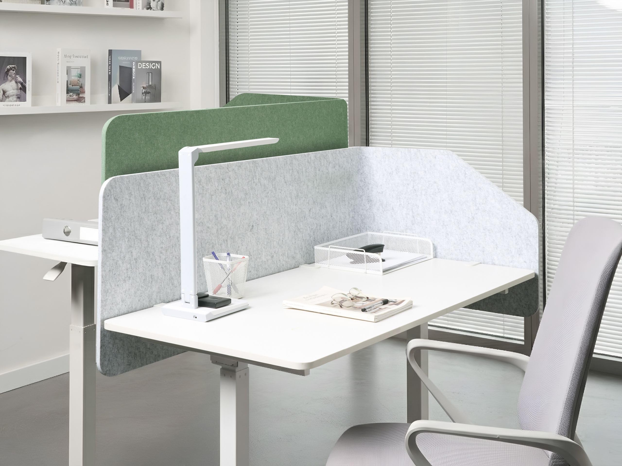 Beliani Schreibtisch Trennwand L-Form Filz Akustik Polster hellgrau 120 x 60 x 50 cm zum Klemmen Foldy
