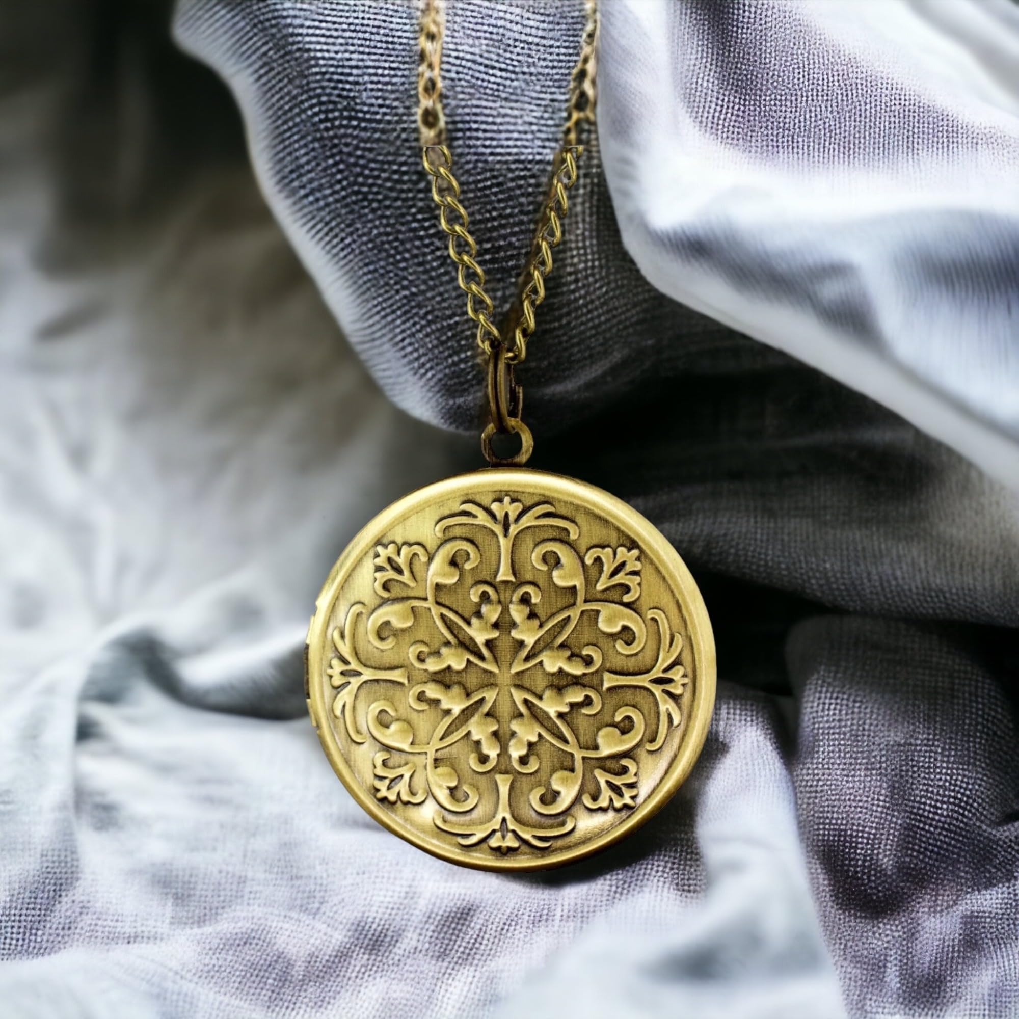 MadamLili - Personalisierbar Bronze Kette Foto Medaillon - Amulett Aufklappbar - Kostenloser Fotoservice - Vintage Stil - Halskette 70cm - Handgefertigt - Gravur Schmuck - Namenskette - Schmuckbox