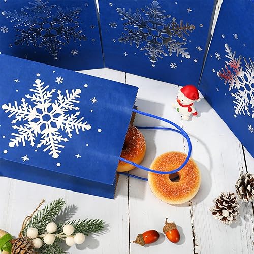 Miniatura 4 de Whaline 24 bolsas de papel kraft de Navidad con 30 hojas de papel de seda plateado, bolsas de regalo de copo de nieve azul plateado con asas, bolsas