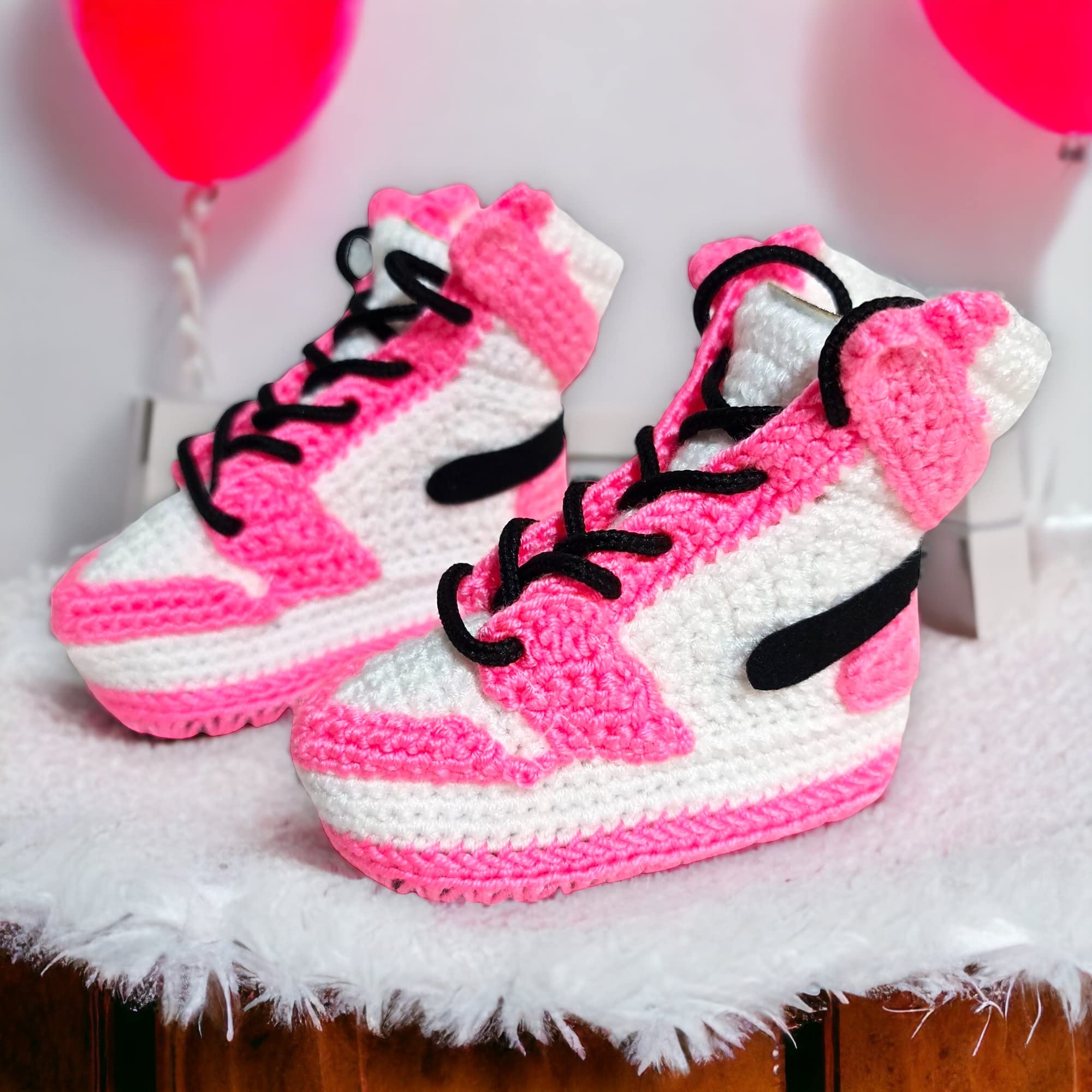 Handgefertigte Rosa Baby Sneaker im Jordan Style - Weiche Häkelschuhe für Neugeborene - Erstlingsschuhe & Bequeme Babyparty Geschenkidee - Erste Schritte Booties