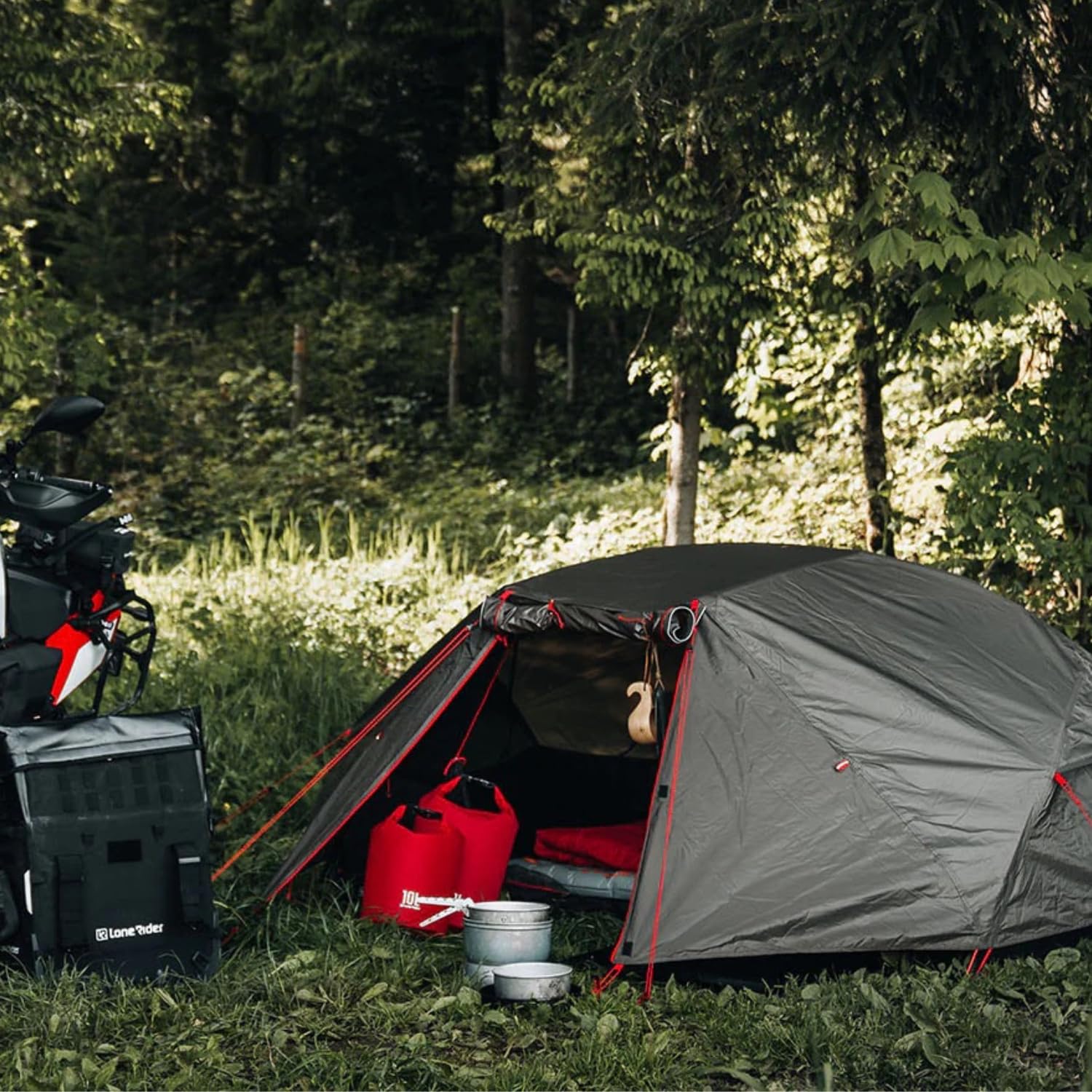 Lone Rider Tenda a Cupola per 2 Persone - Riparo Leggero e Impermeabile per Campeggio, Trekking e Hiking - Struttura Monopezzo con Ventilazione in Rete - Include Sacca, Picchetti e Kit Veranda