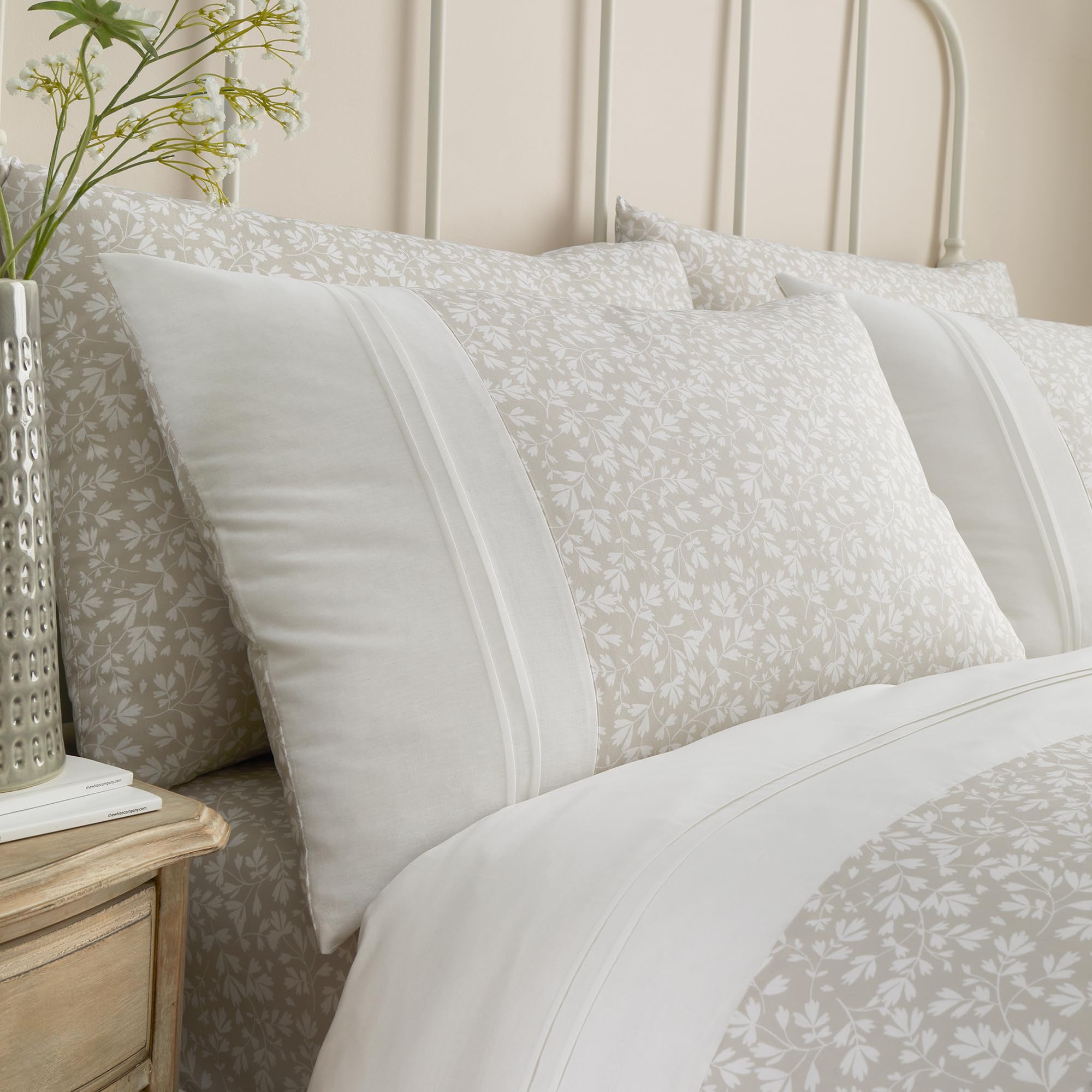 Dreams & Drapes - Pintuck Leaf Duvet Cover - King Bedding Size (230 x 220cm) - 2 Pillowcases - Premium PolyCotton - Floral Duvet Cover in Natural - Cream Natural/White Bedding