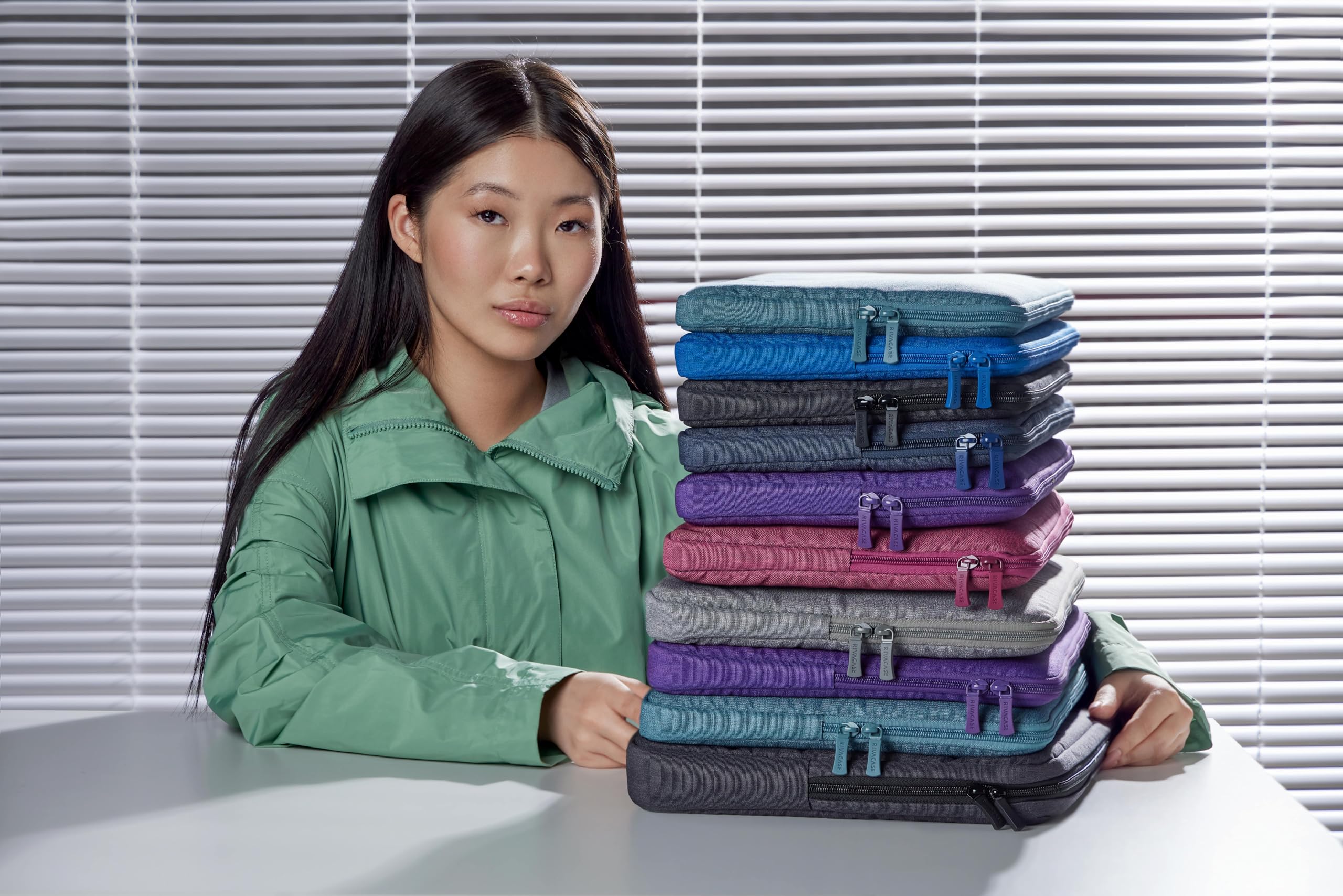 RIVACASE ECO Custodia per computer portatile da 15,6 pollici, 39,5 x 27,5 x 3,5 cm, per uomo e donna, impermeabile, per computer, per lavoro, università, viaggi