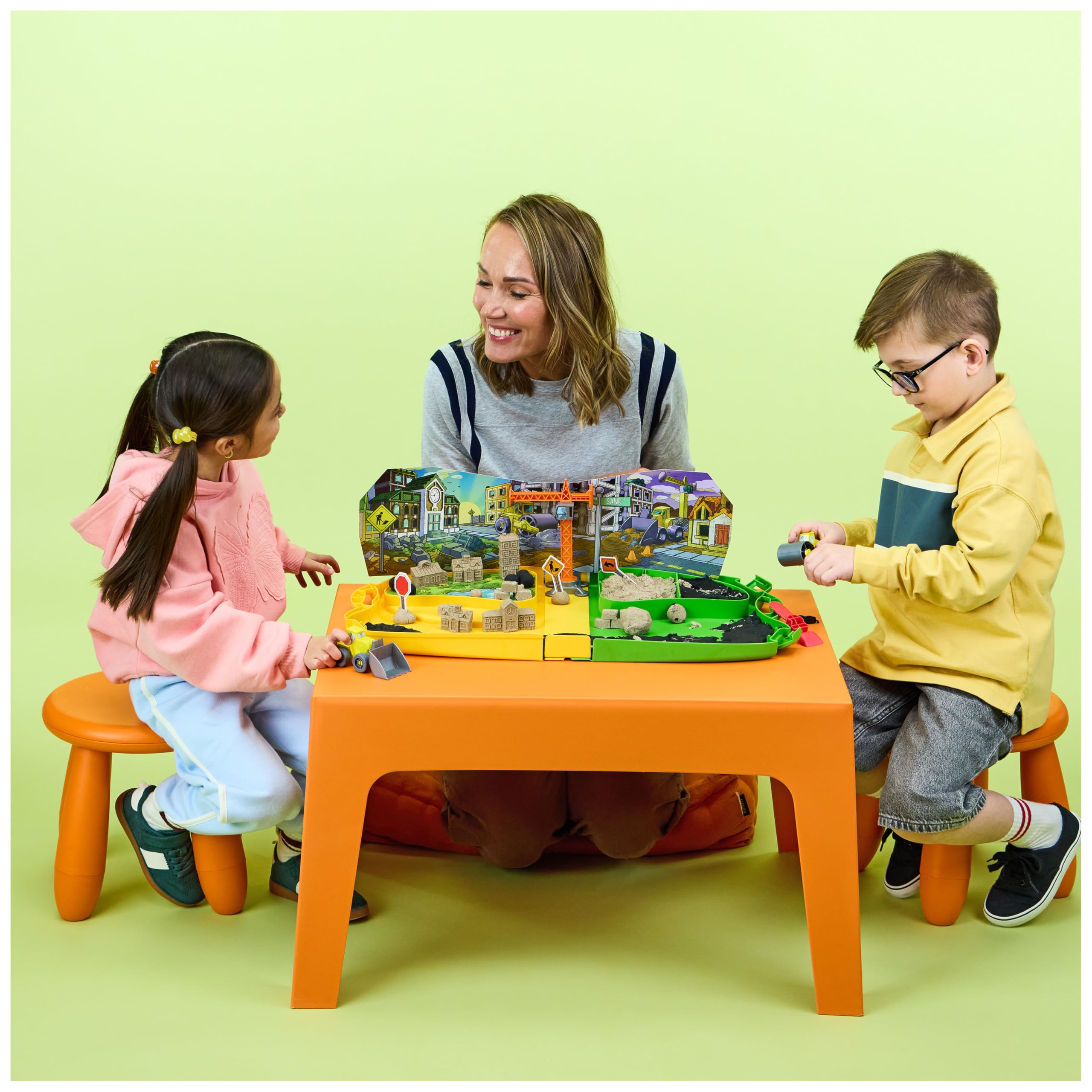 Kinetic Sand Deluxe walizka na plac budowy ‒ 794 g piasku kinetycznego ze Szwecji, spełnia wszystkie obowiązujące wytyczne dotyczące bezpieczeństwa, do zabawy w pomieszczeniach z pojazdami budowlanymi