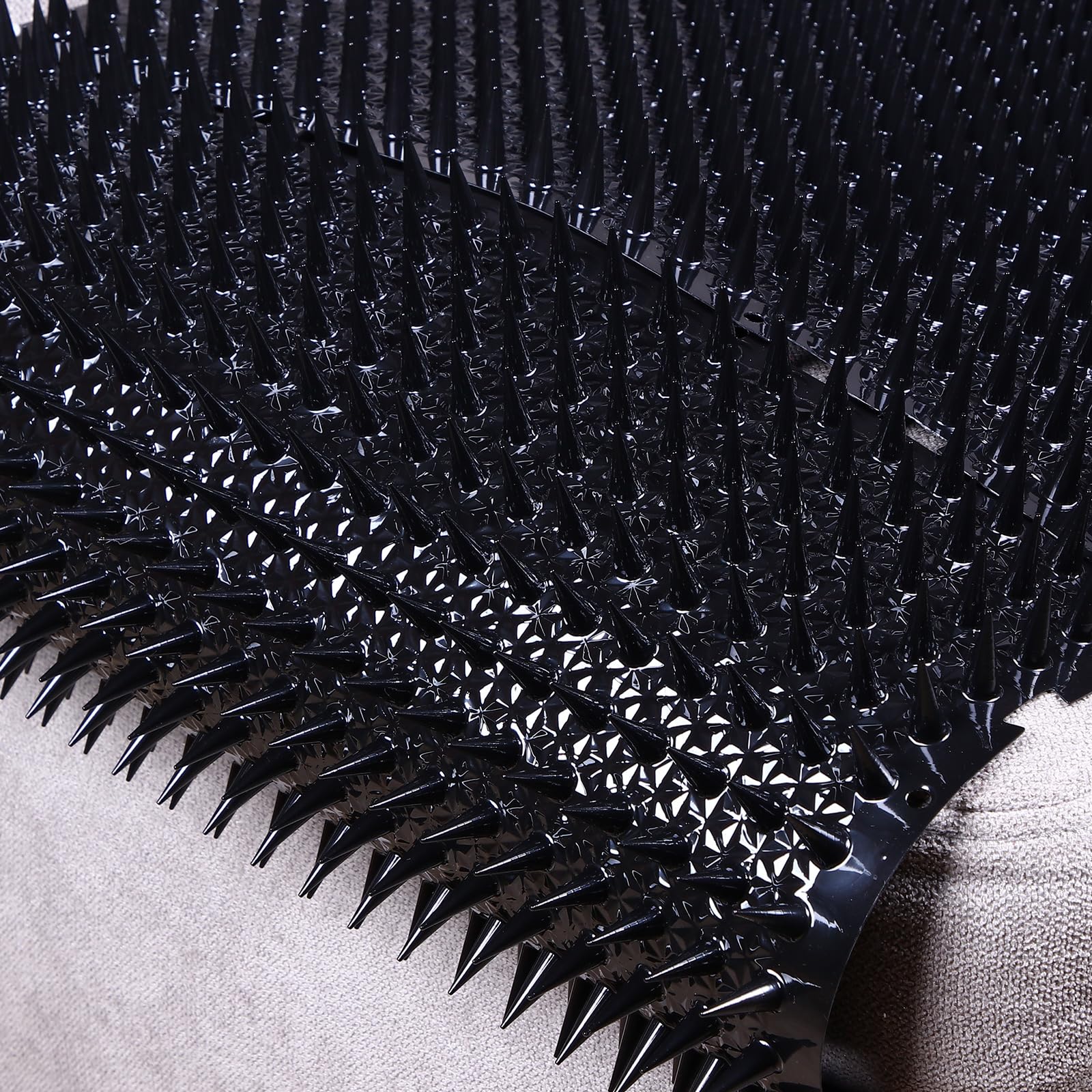 Katzenabwehrmatte für den Außenbereich, Kunststoff, biegbar, mit Spikes, Haustier-Matten mit Spikes, 47 m², 40,6 x 33 cm, Schwarz, 16 Stück