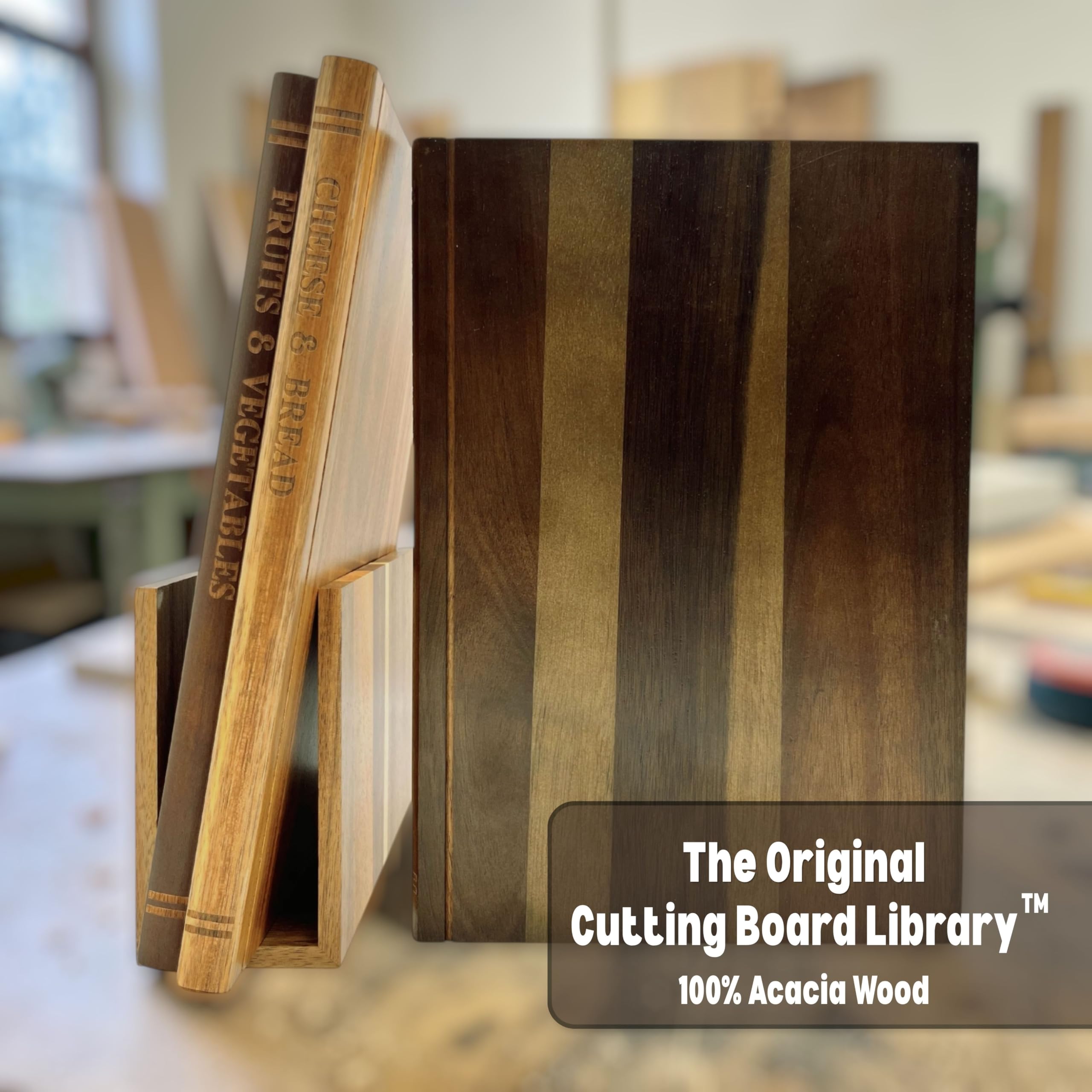 The Original Cutting Board Library | 100% Akazienholz | Set mit 3 dekorativen und funktionalen Schneidebrettern mit Ständer | Obst, Gemüse, Fleisch, Fisch, Käse und Brot | Statement-Stück für