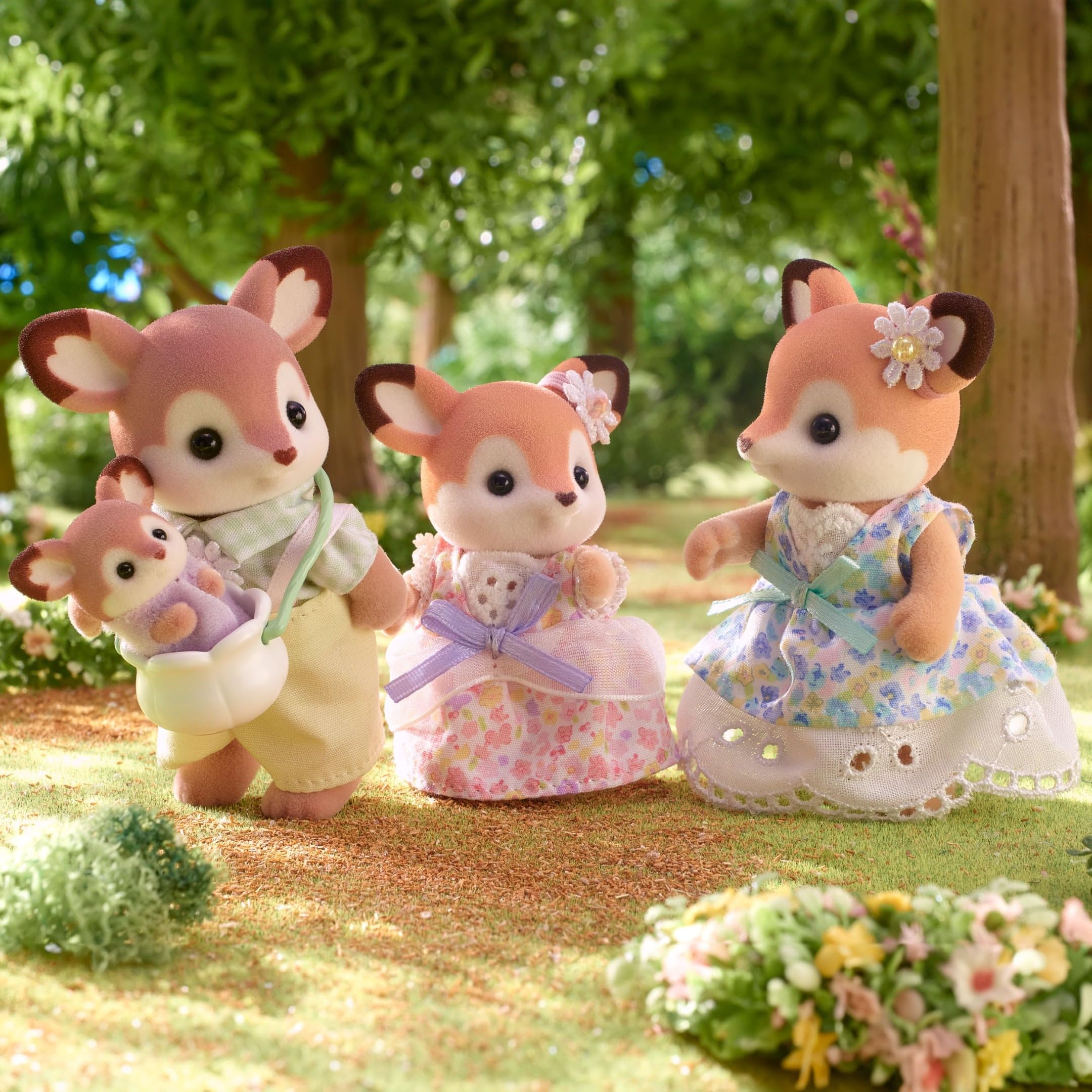 Sylvanian Families - La Famiglia Cervo – Set di 4 Personaggi con Abiti Floreali, Orecchie Grandi e Bebè in Fascia – Modello 5799