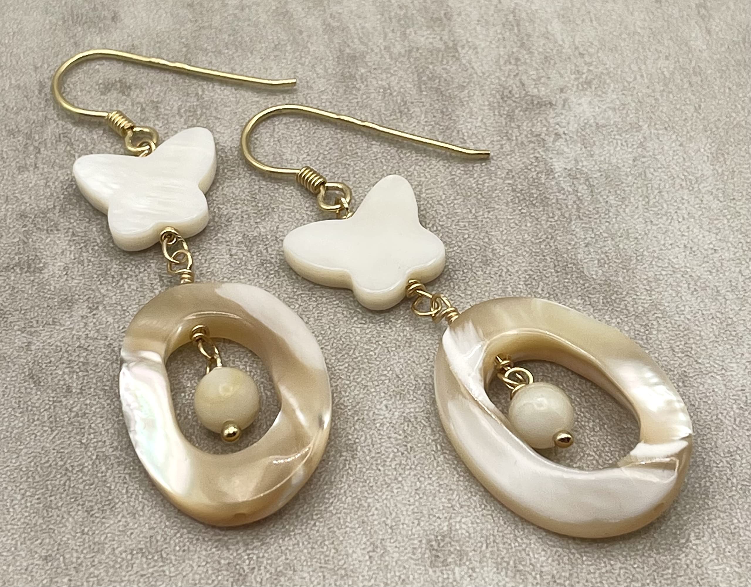 Orecchini con Madreperla Bianca e Beige, Pendenti con Farfalle, Argento Dorato Italiano, Gioielli Estate, Bijoux Artigianali, Made in Italy
