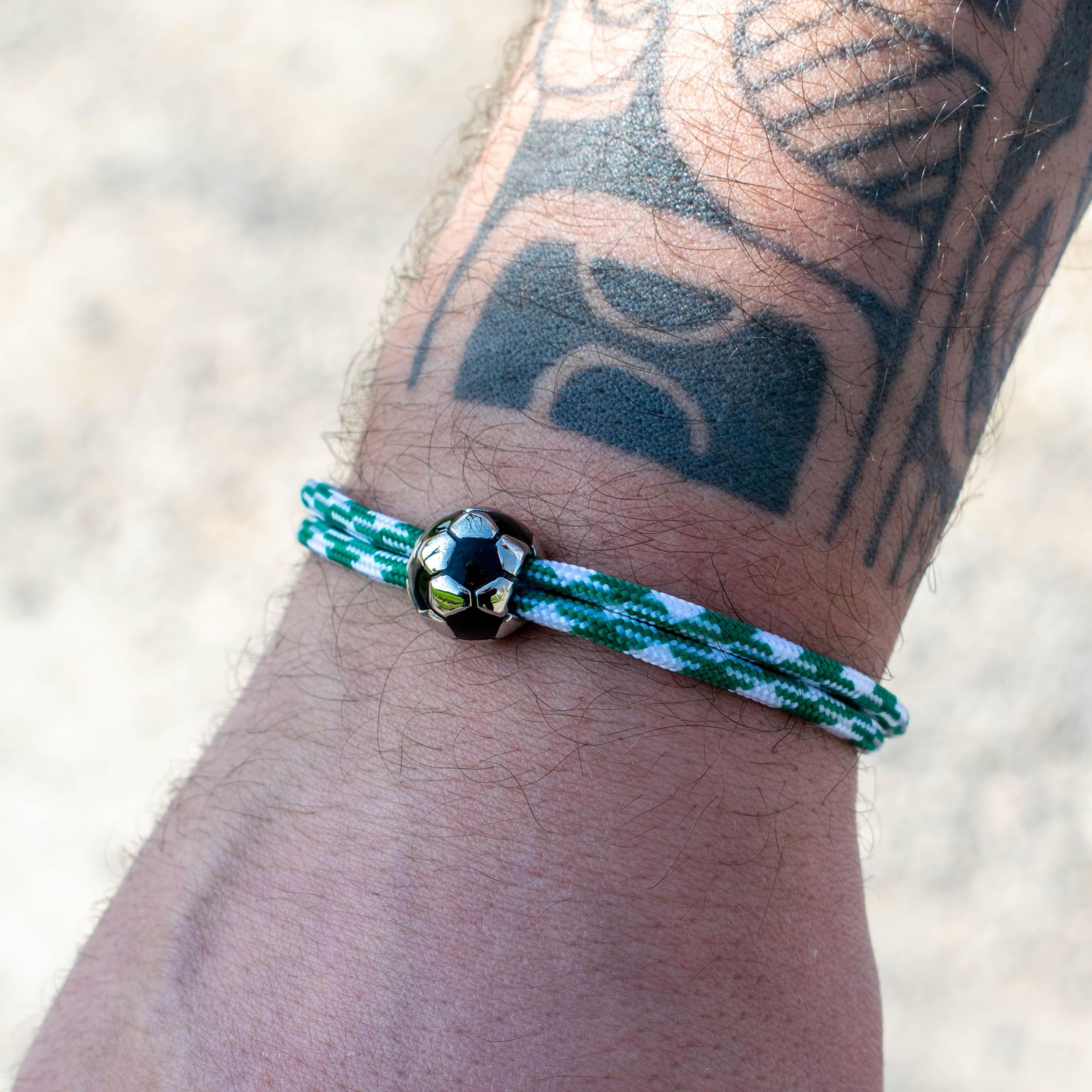 Ernestine - Bracelet Football réglable acier inoxydable - Idée cadeau foot homme enfant - Bracelet sport Foot - Cadeau Homme Noël anniversaire fête des pères - accessoire équipe Football Ville Paris